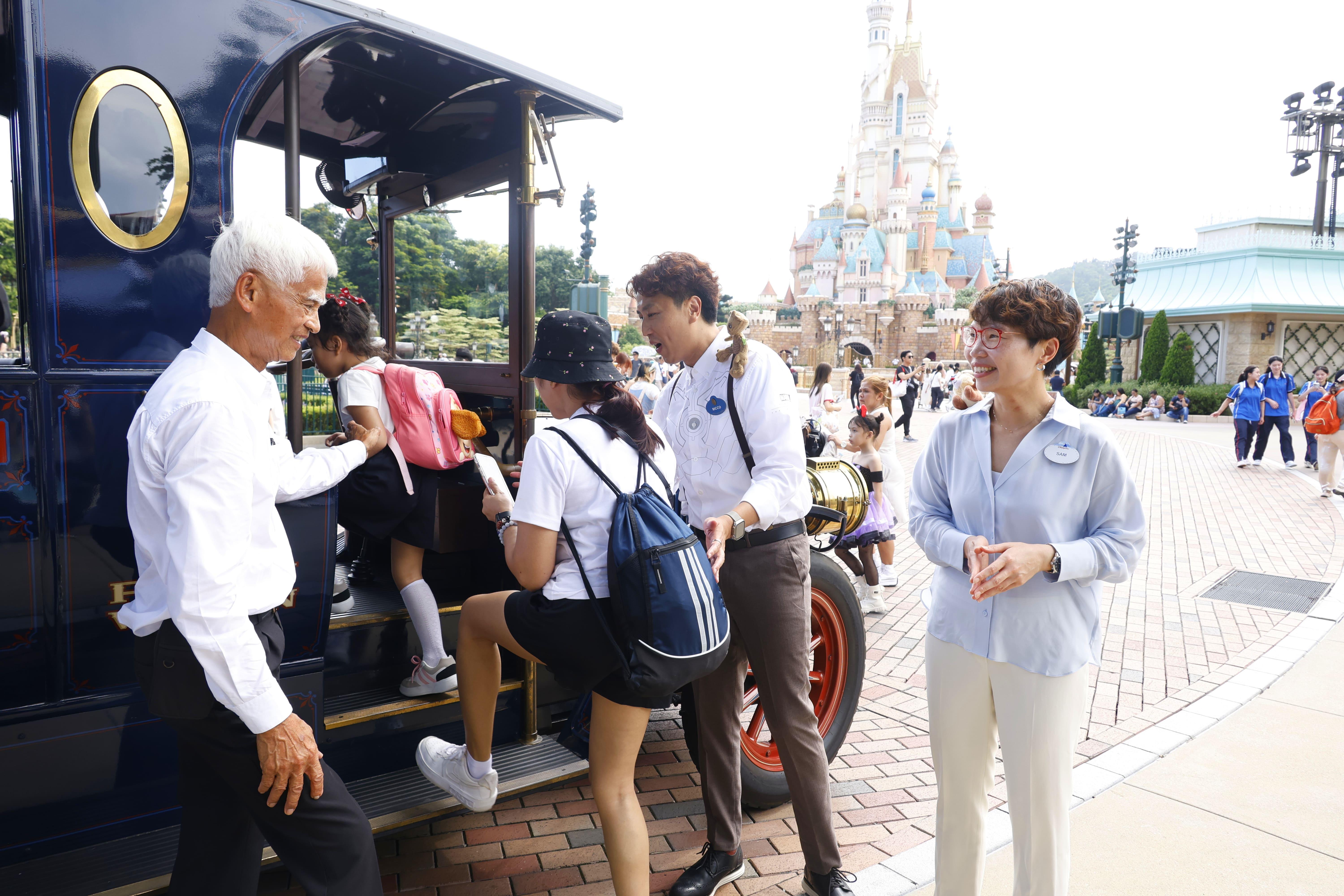 香港迪士尼樂園度假區市務總監陳佩珊認為,香港迪士尼的好客之道,加上獨有體驗令旅客樂而忘返。(林俊源攝)