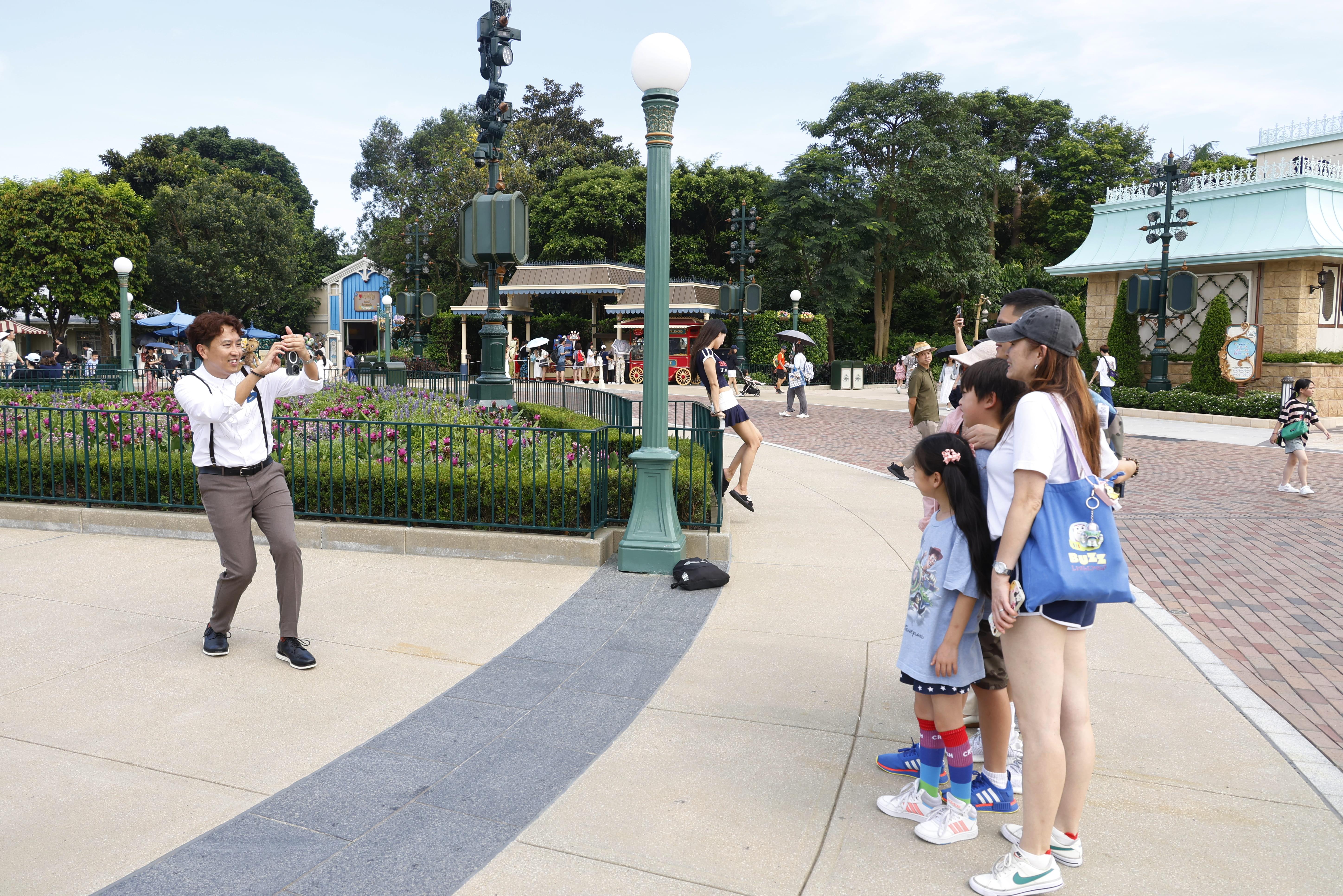 香港迪士尼樂園度假區市務總監陳佩珊認為,香港迪士尼的好客之道,加上獨有體驗令旅客樂而忘返。(林俊源攝)
