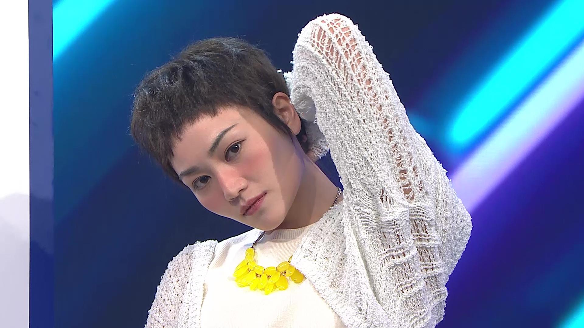 關嘉敏無論造型、髮型、太陽眼鏡、身形、眼神及狀態,都同王菲似到十足,一個字服!