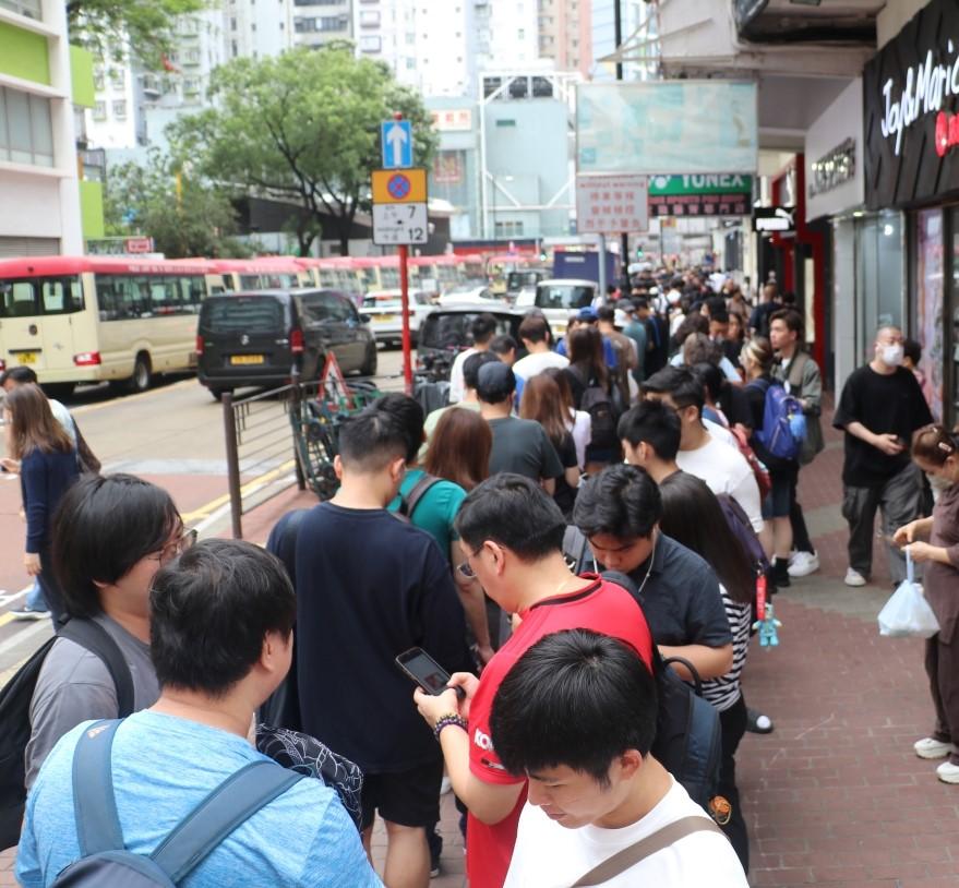 球迷踴躍,出現兩條人龍