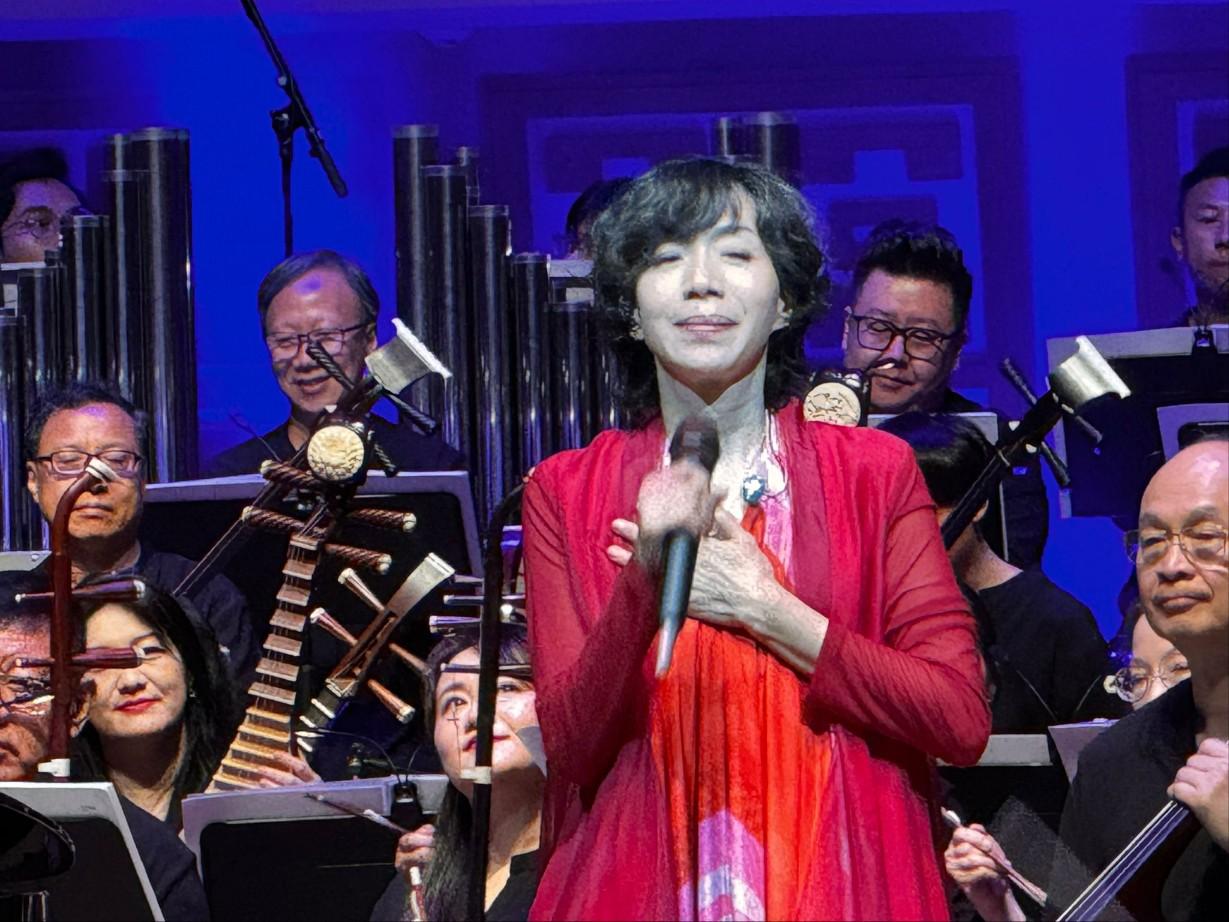 主唱《新不了情》的萬芳。(筆者提供)