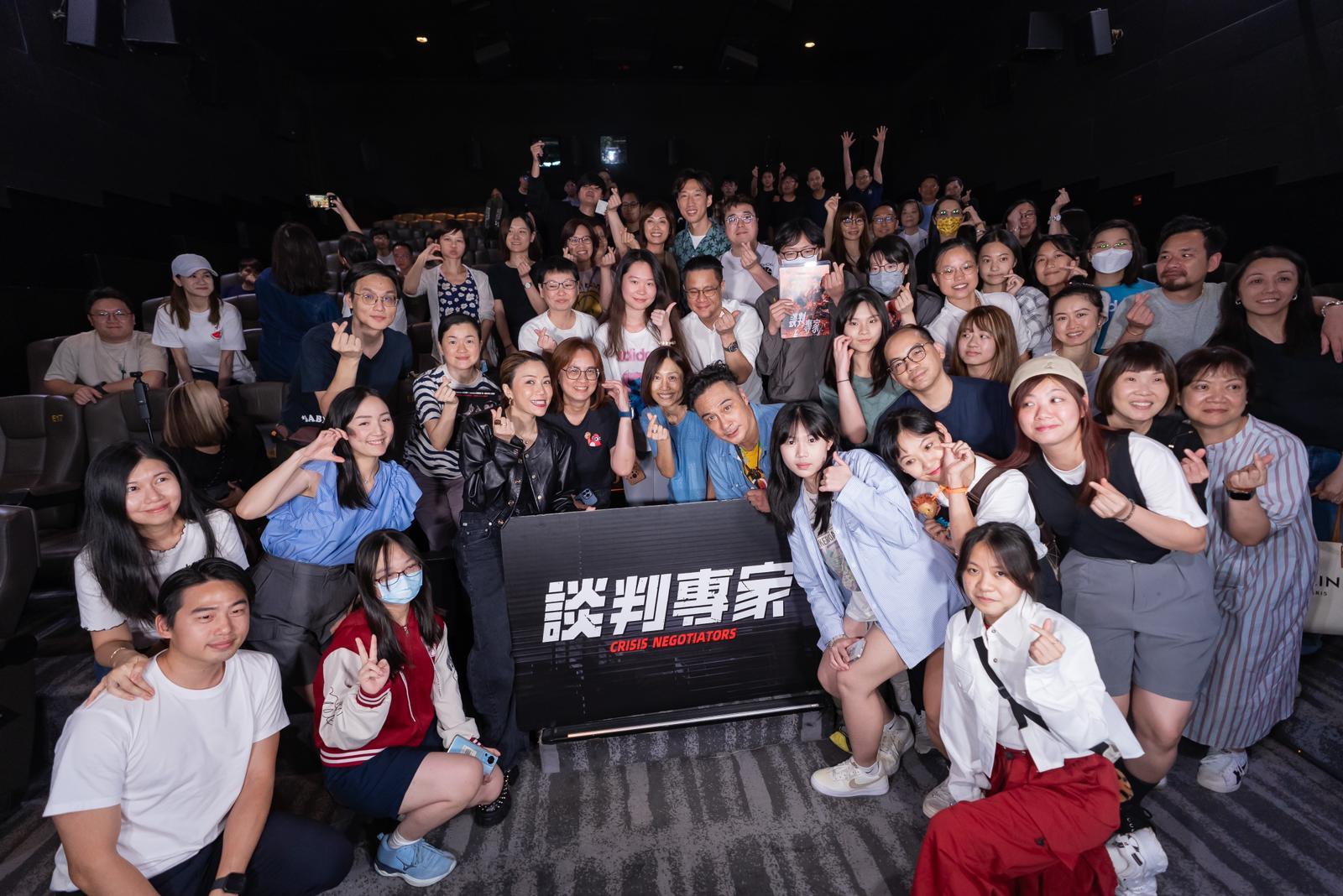 吳鎮宇聯同彭秀慧一同現身戲院為《談判專家》謝票。