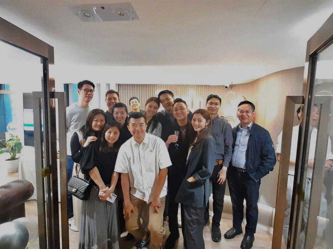 衛詩雅現身男友的醫美中心開幕。