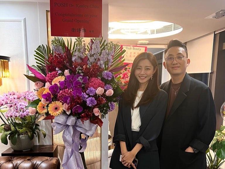 衛詩雅現身男友的醫美中心開幕。
