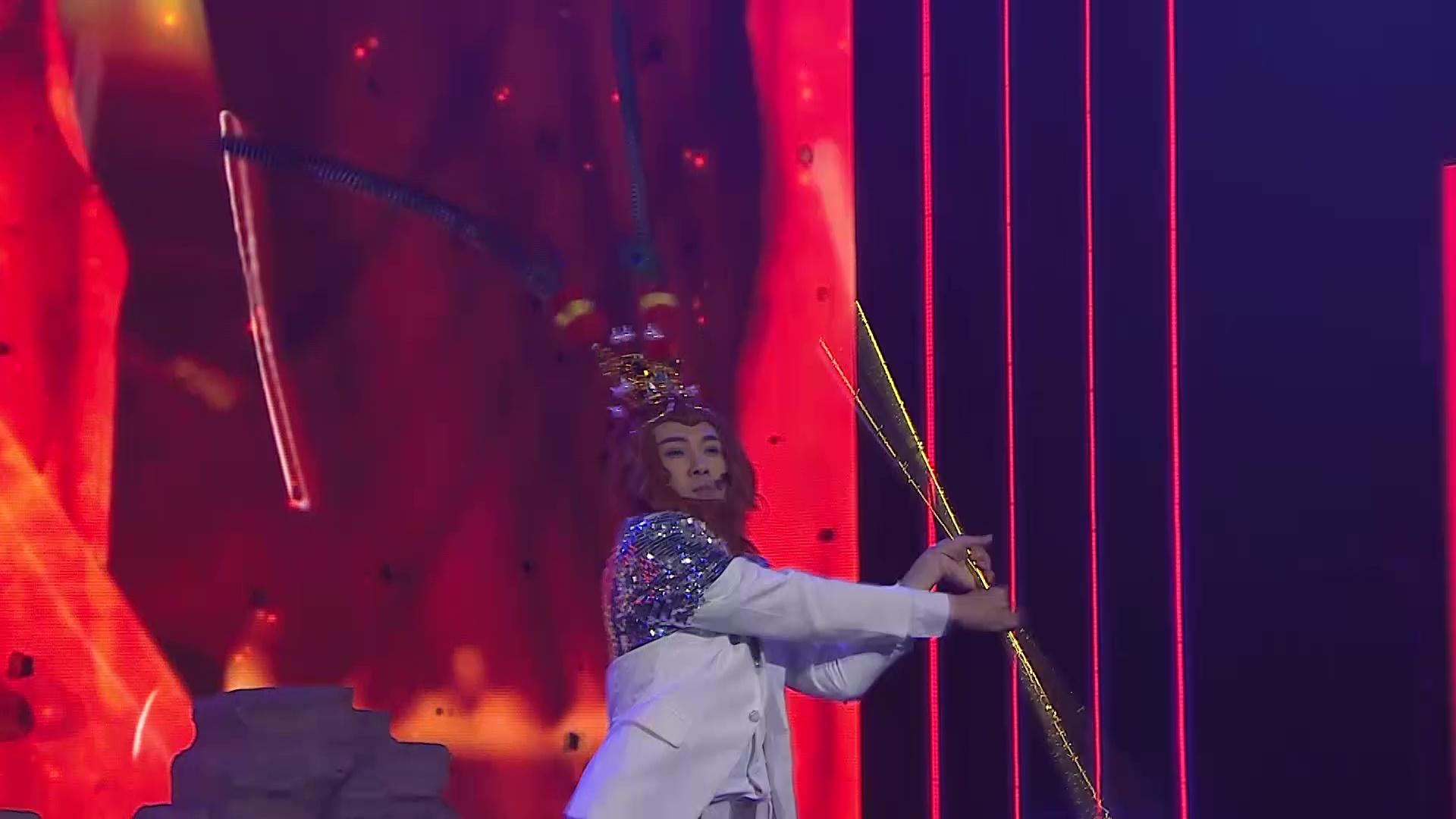 Gordon為演出苦練耍棍。