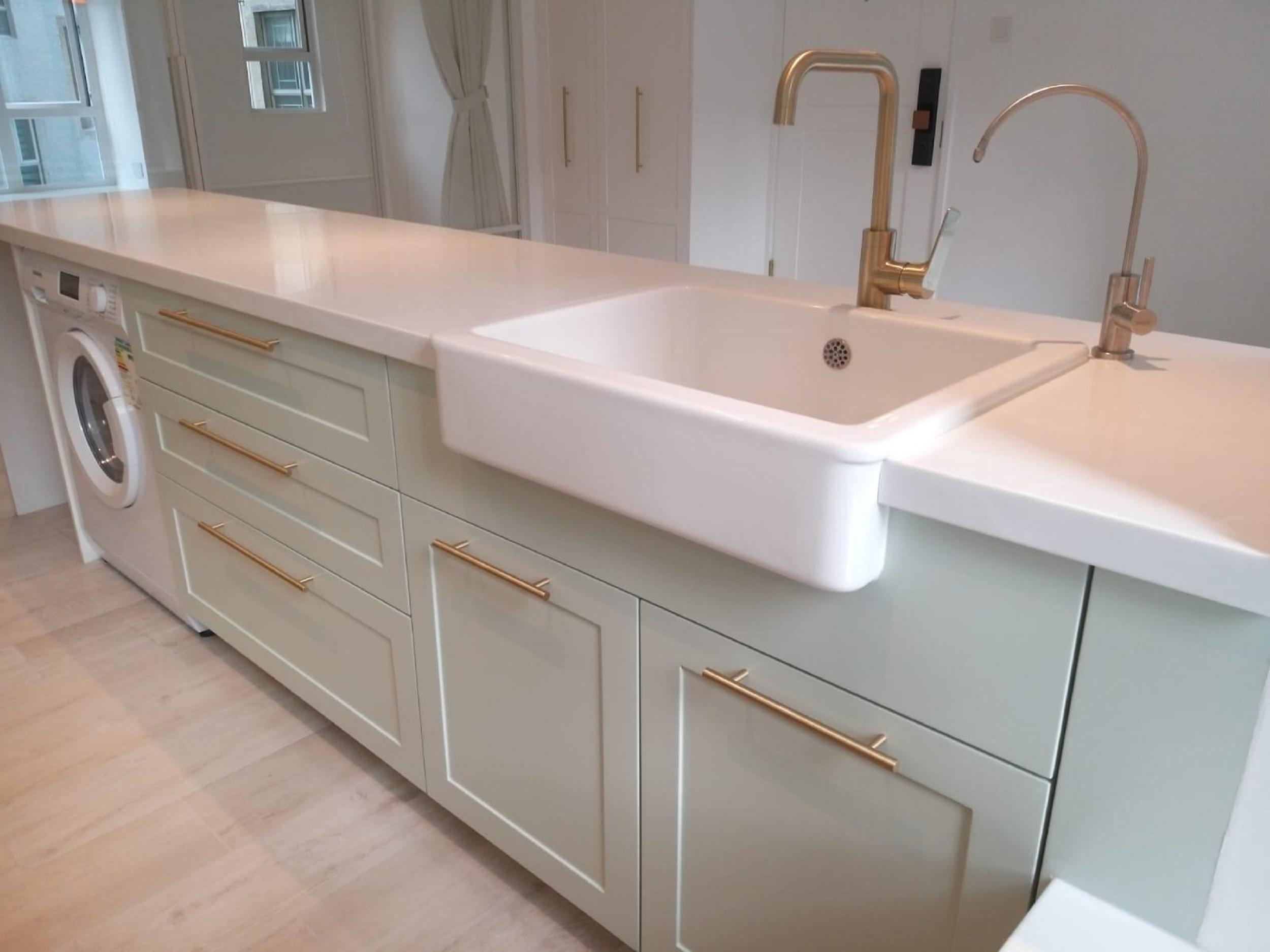 開放式廚房設有中島櫃,款式高雅得體,用料亦優質。