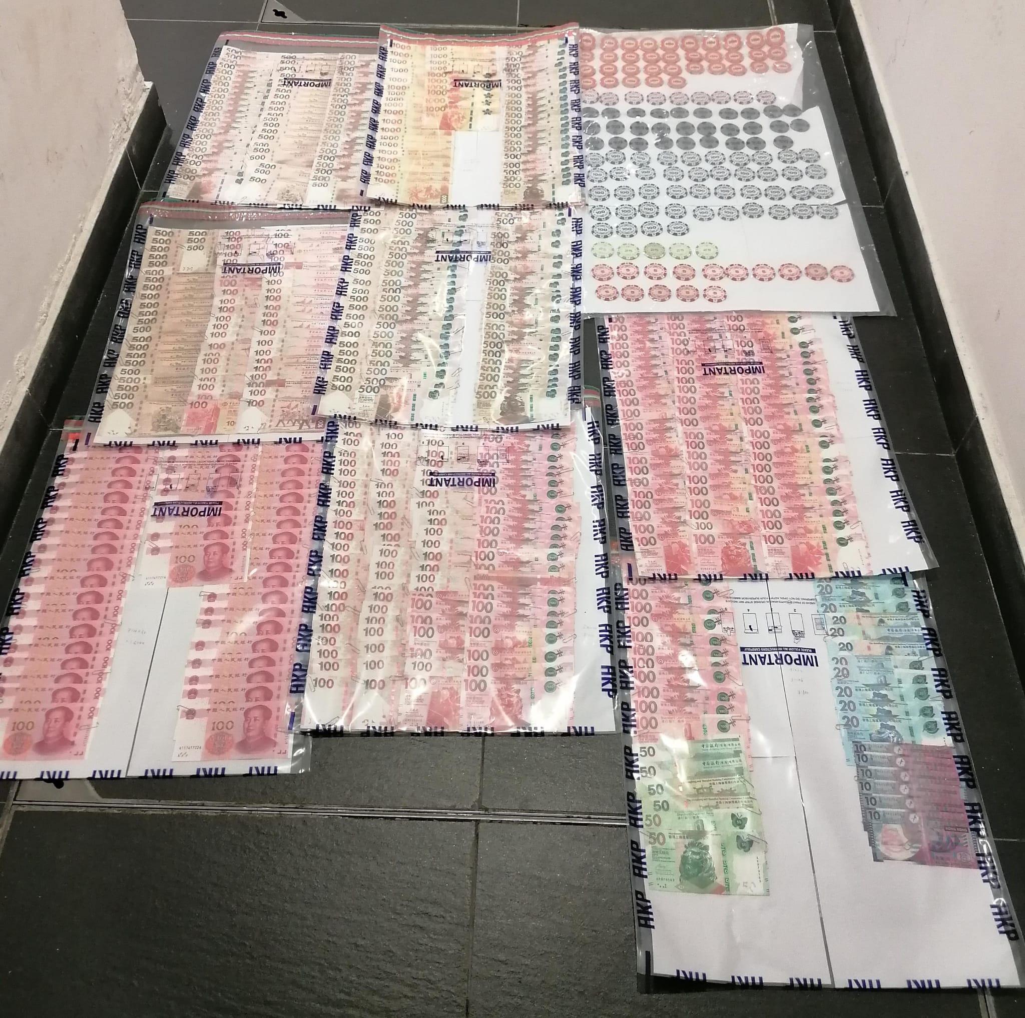 警砵蘭街搗非法百家樂賭檔 拘2負責人20賭客檢48萬賭款籌碼