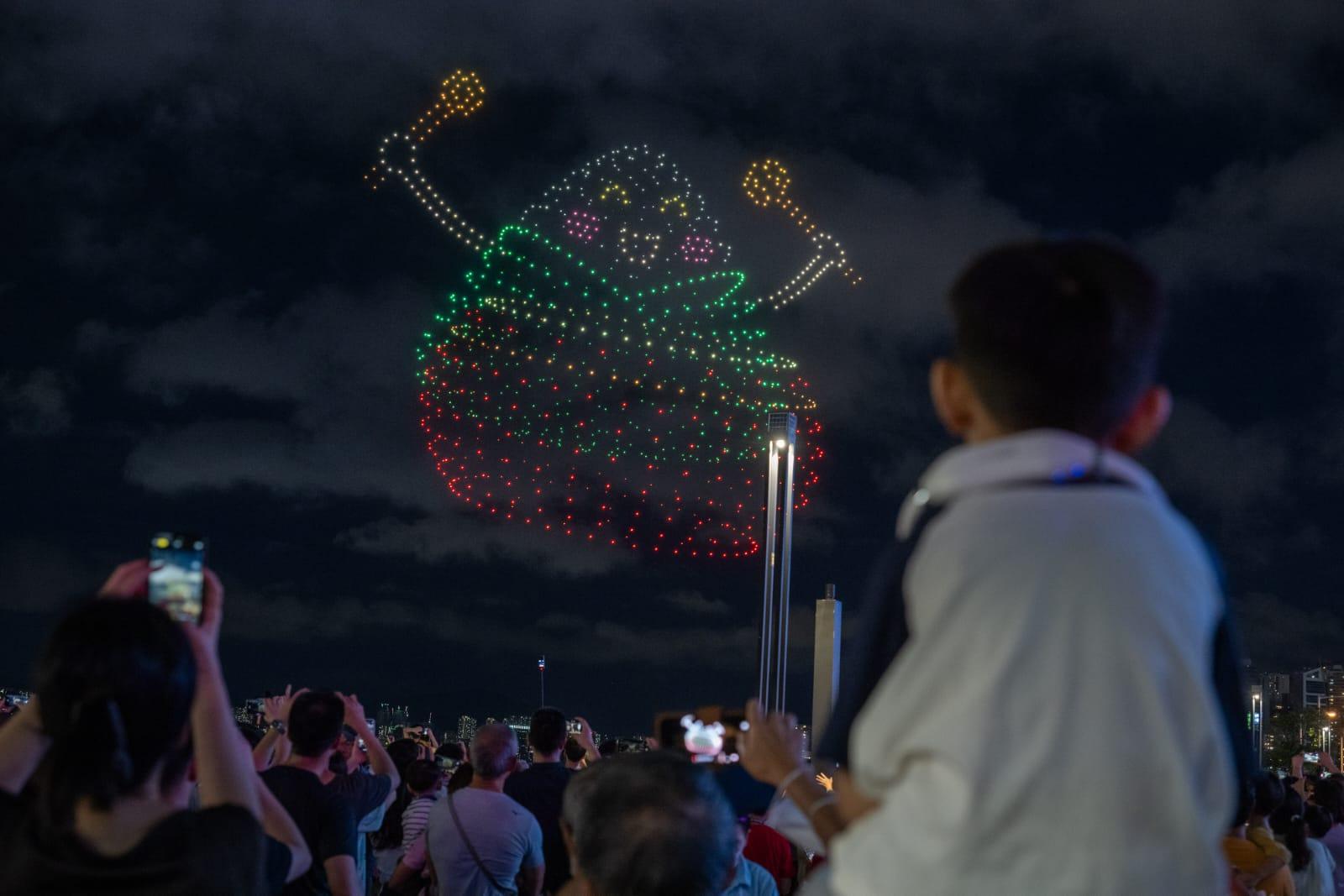 灣仔海濱上演以端午節為主題的無人機演出。(陳奕釗攝)