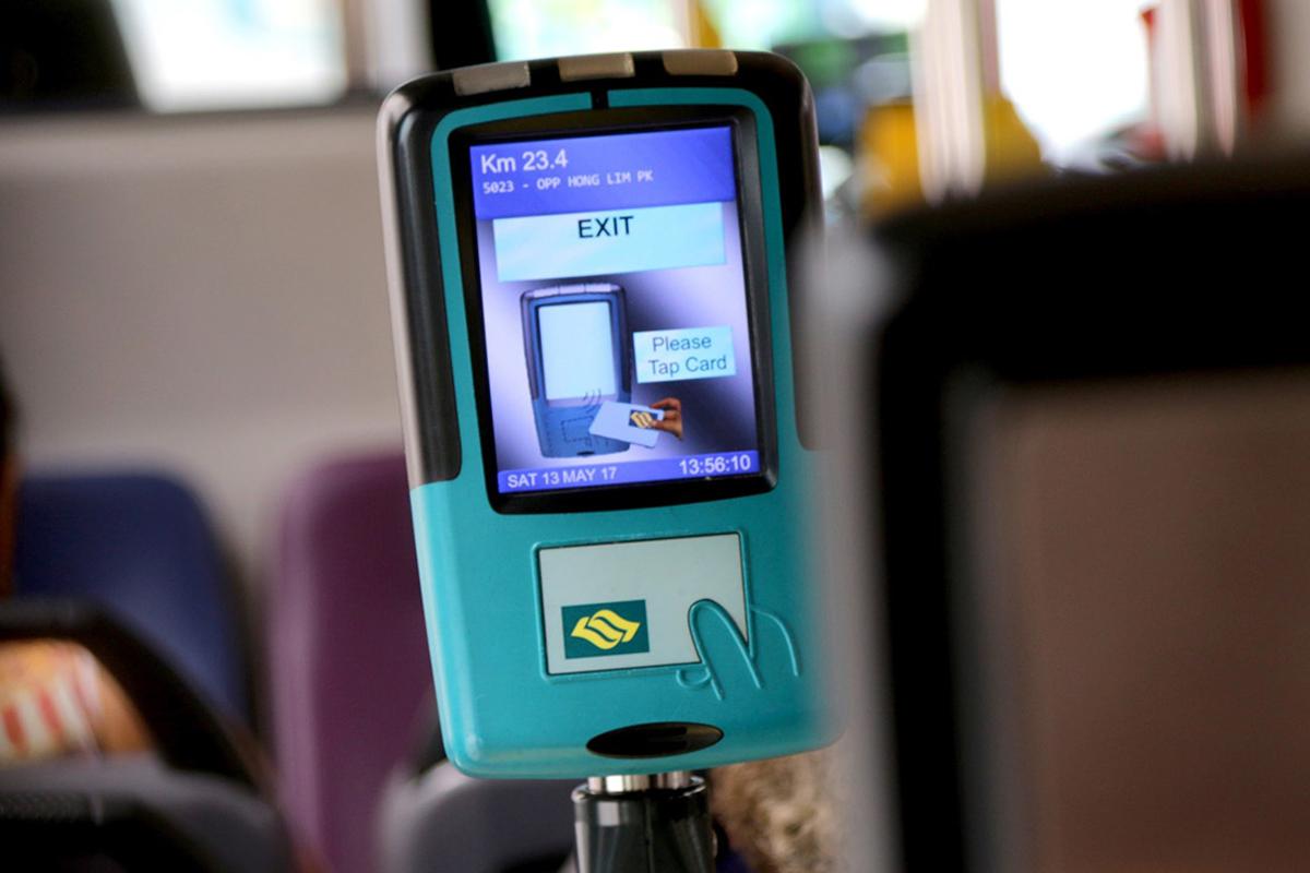 在新加坡用電子支付乘搭巴士,須於上、落車時拍卡。(網上圖片)