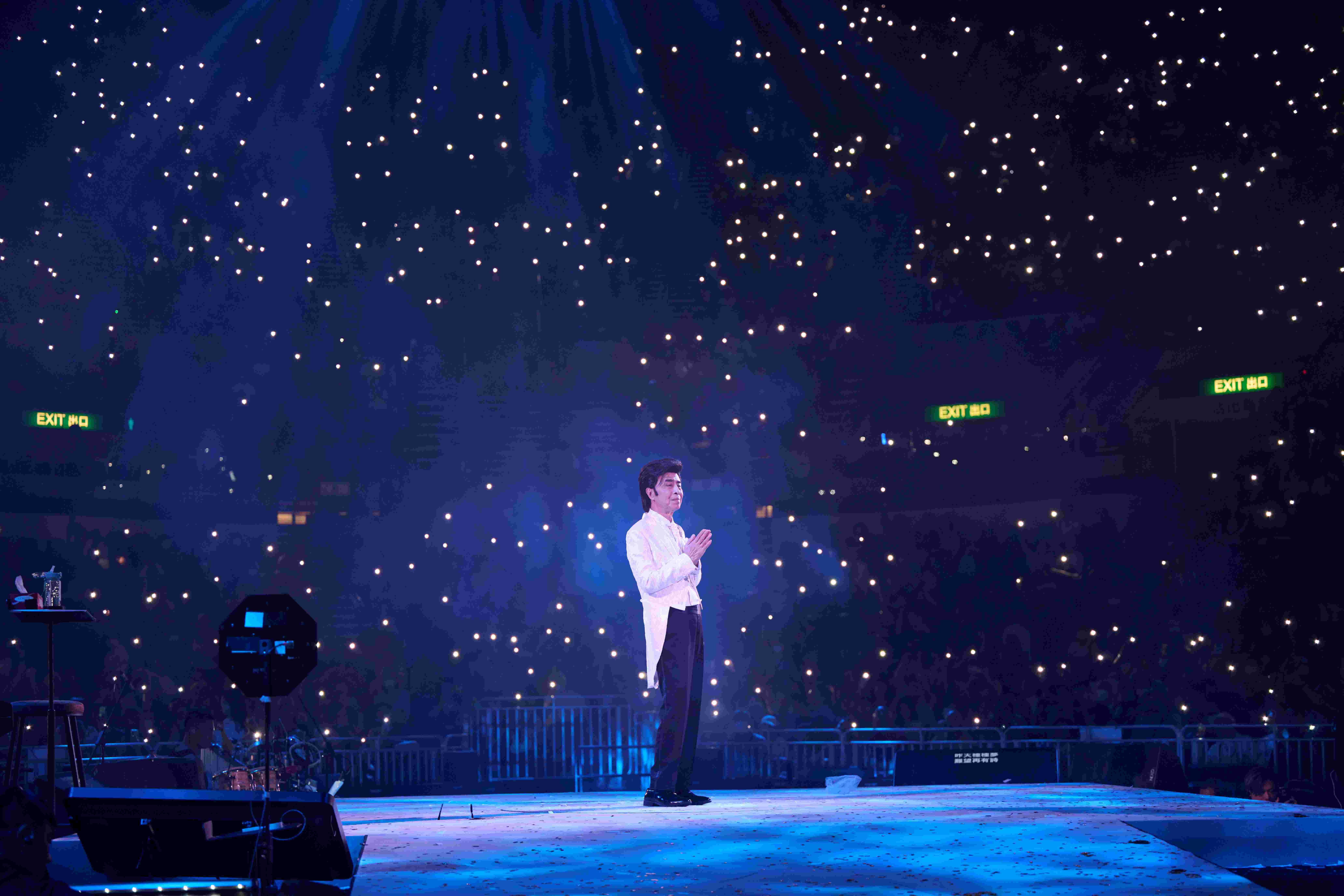 燈海全場大合唱。