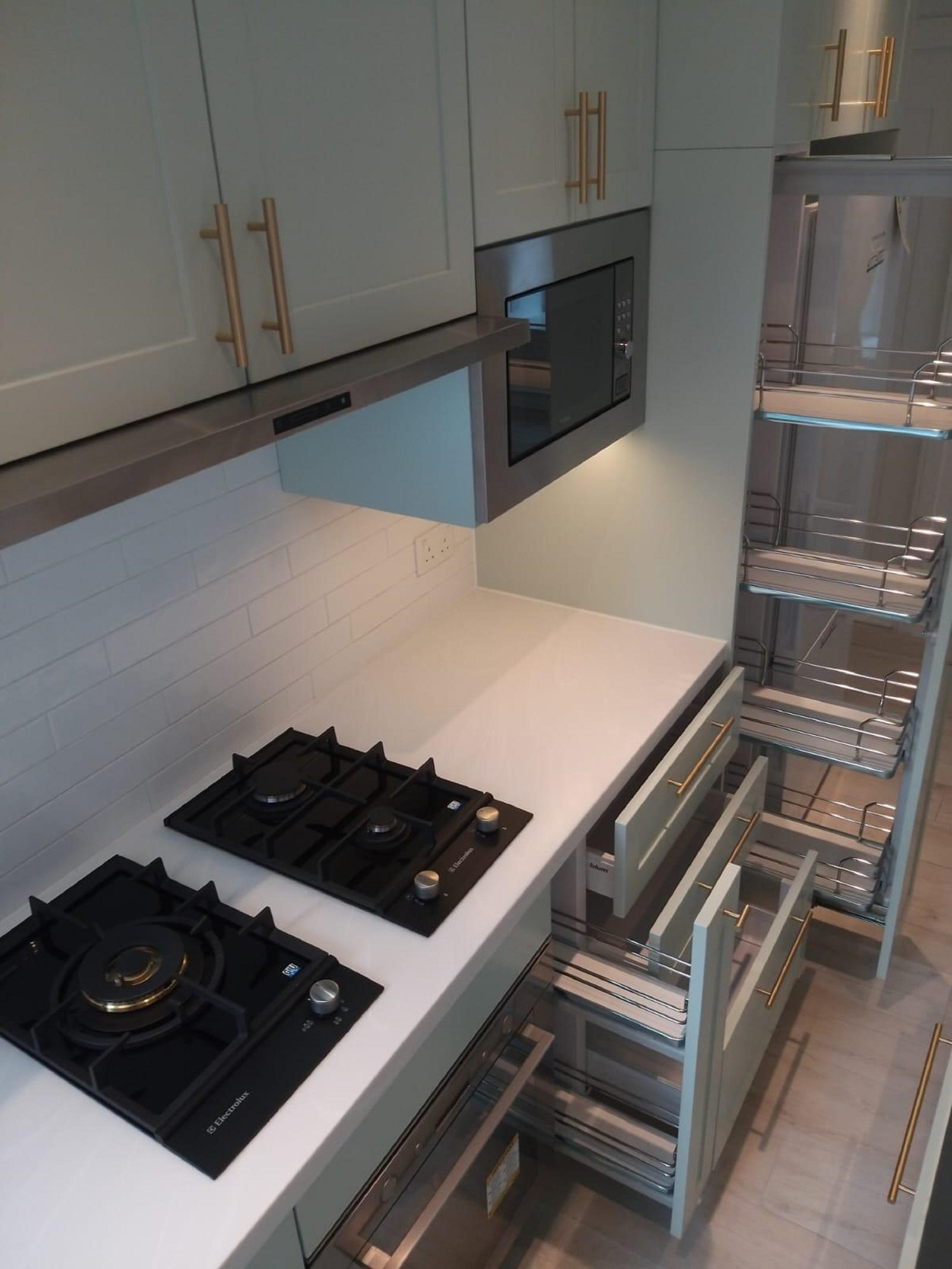 開放式廚房的組合櫃,收納空間極多,相當實用。