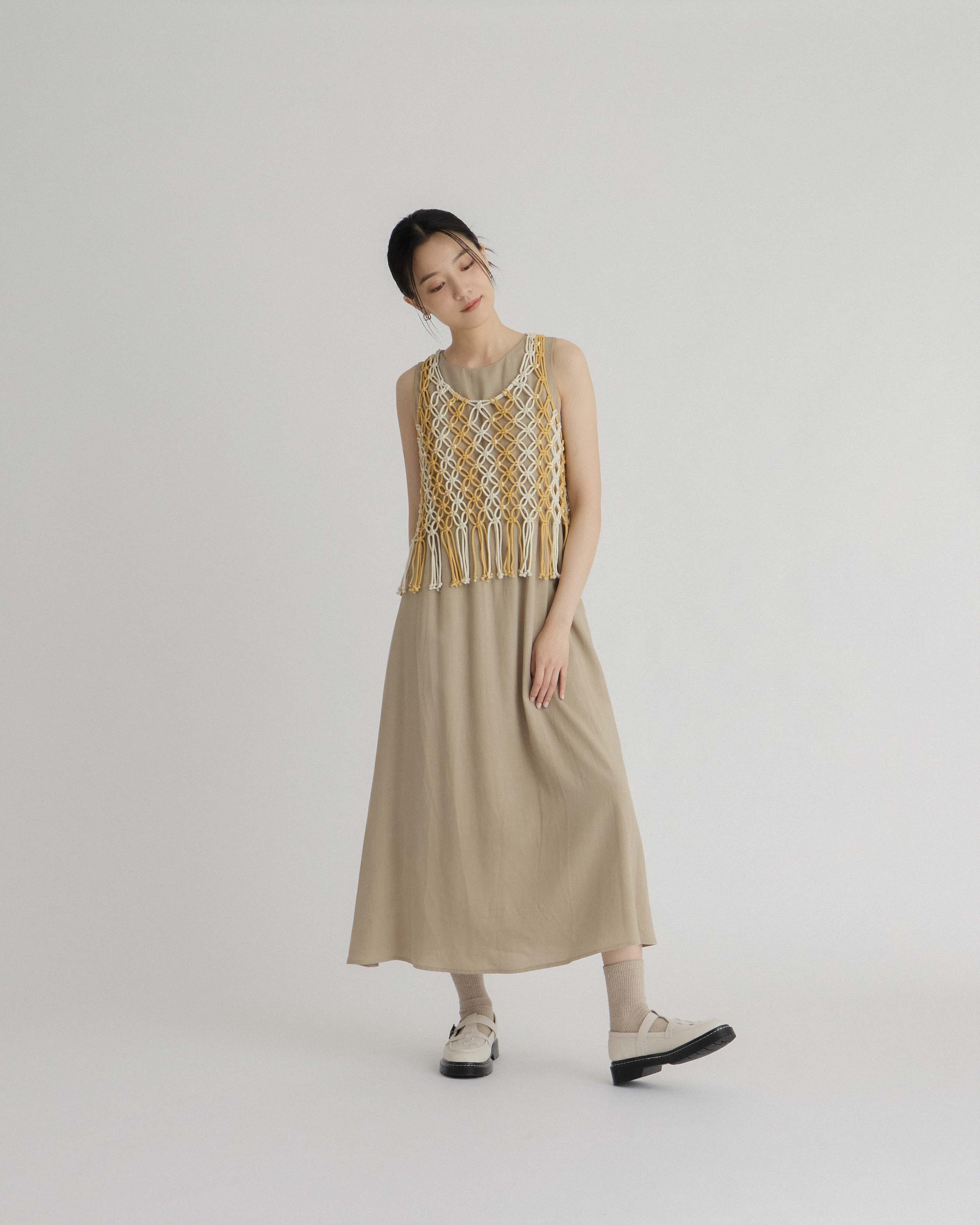 背心以米色及泥黃色相間襯托編織圖案,背心邊緣的流蘇設計添上小心思點綴。Tank Dress Twins Set $699