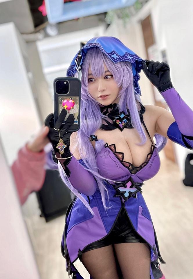 東雲海是憑砌模型爆紅的日本女模特兒。