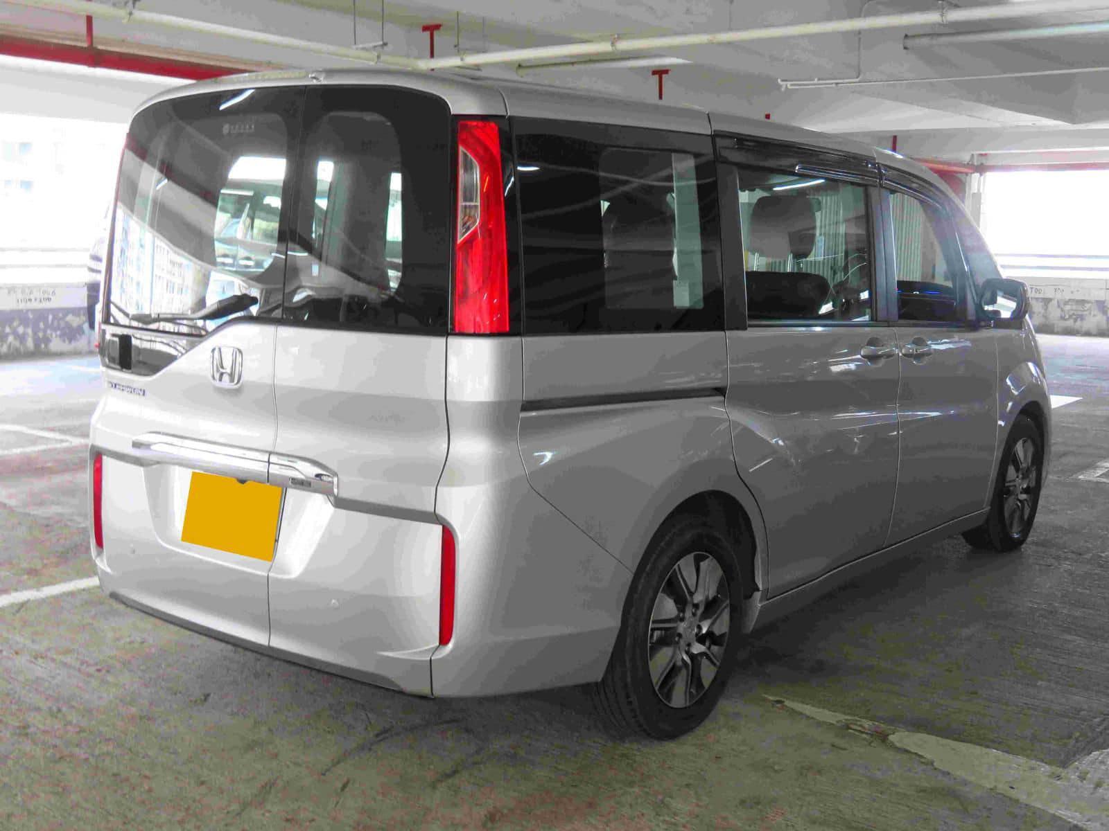 一名姓李女車主稱駕駛七人車抵佐敦白加士街90號一食肆對開,她未有鎖車便落車買外賣,約2至3分鐘後,一名戴黑色帽、身穿白底灰色花紋T恤的南亞漢強行搶車往吳松街方向逃去。(網上圖片)