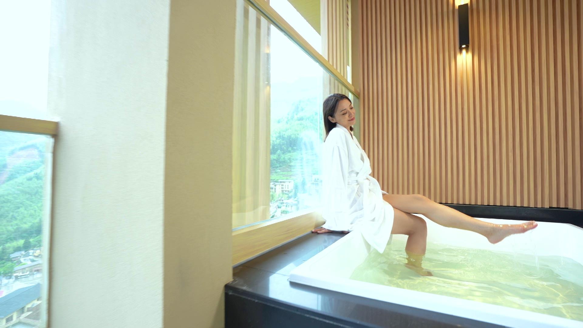 陳煒浴袍 Look曬無敵長腿。