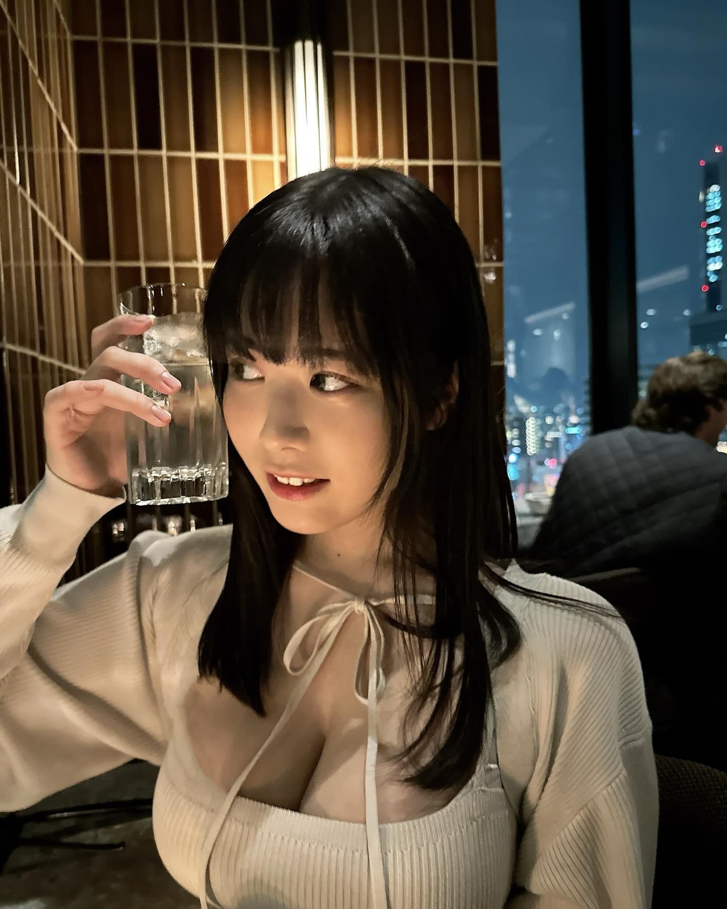 東雲海是憑砌模型爆紅的日本女模特兒。