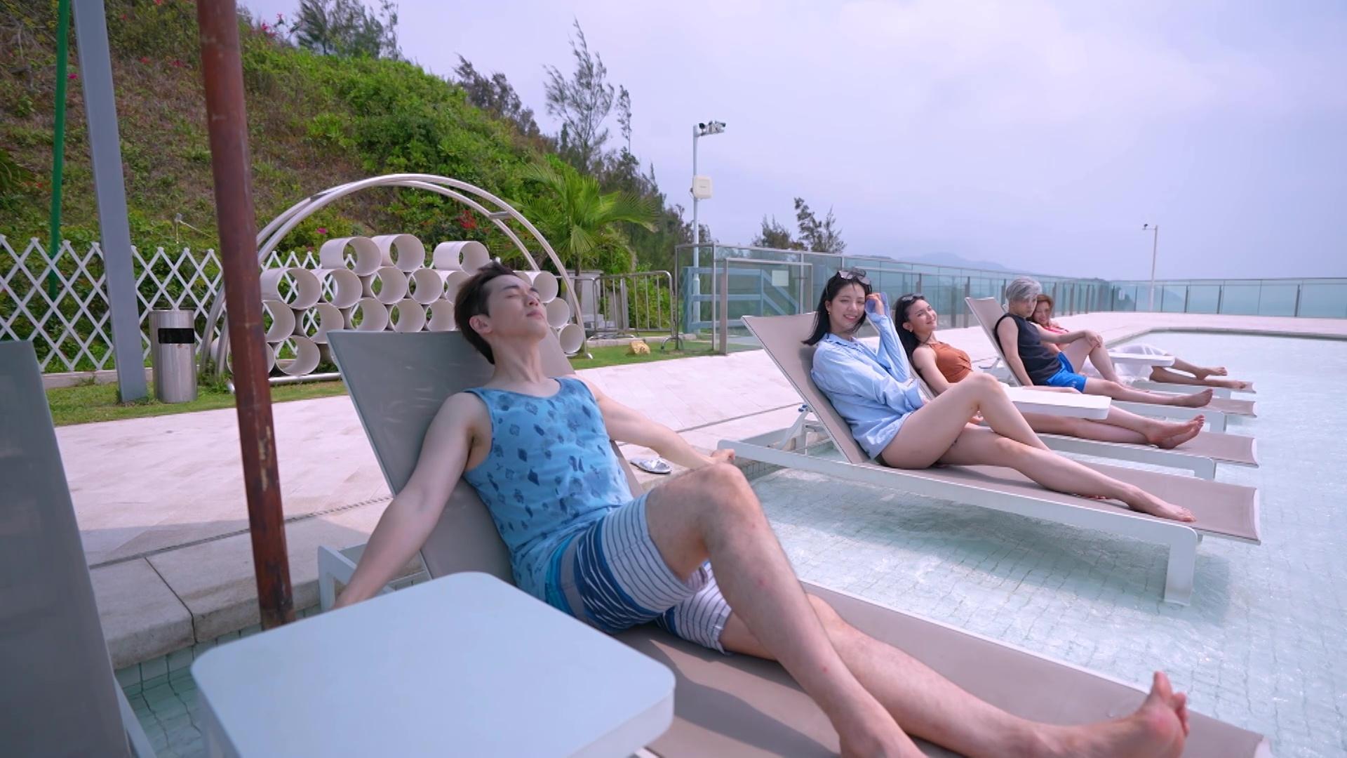 眾人在懸崖泳池曬日光浴。