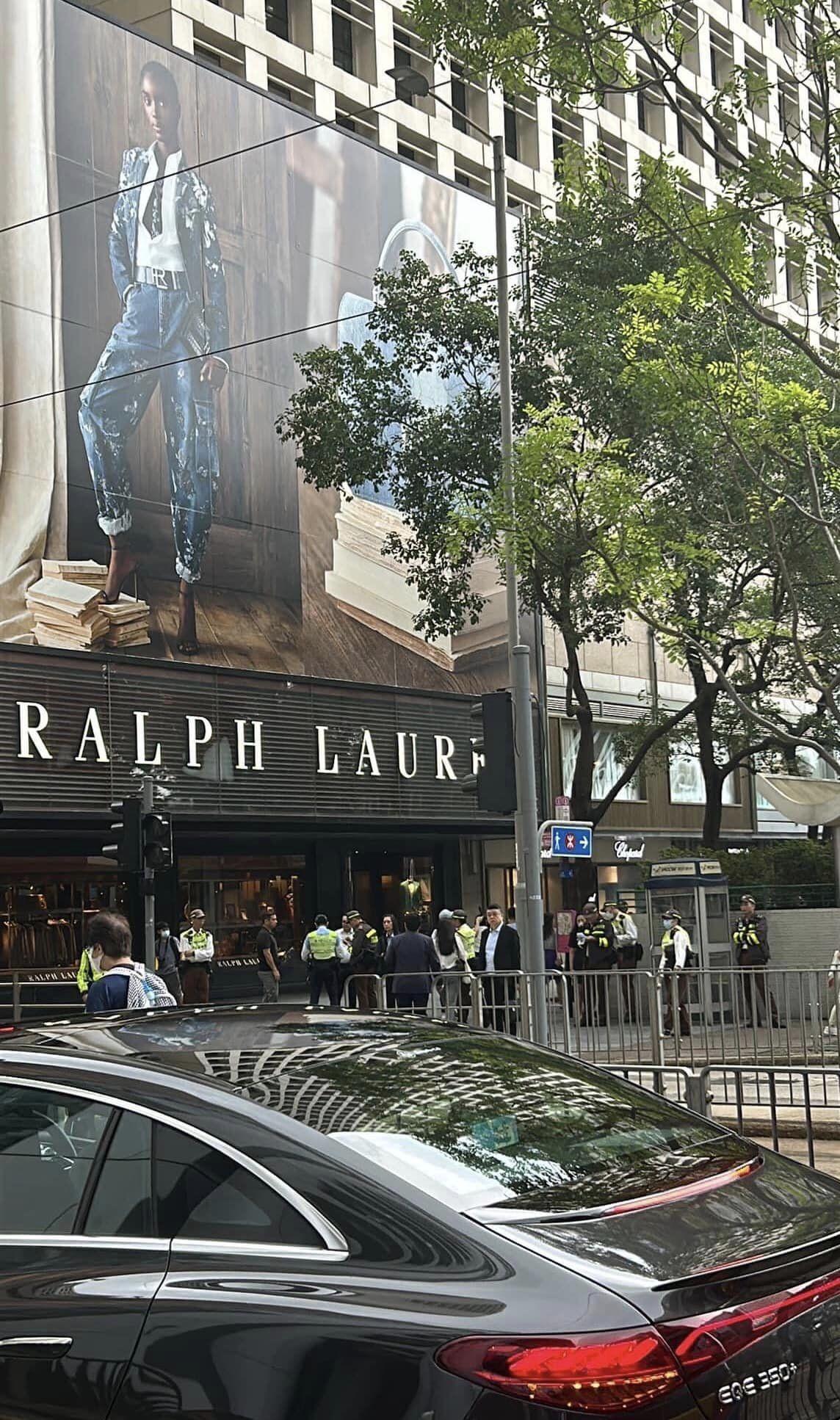 有網民今日(13日)於facebook全港店舖消息(開張/執笠)關注組表示,指午飯時間中環滙豐總行、皇后像廣場外馬路,多名警員及交通督導員於交通燈口駐守,檢控未有依行人過路燈過馬路的市民,「目測多名白領一族中招」