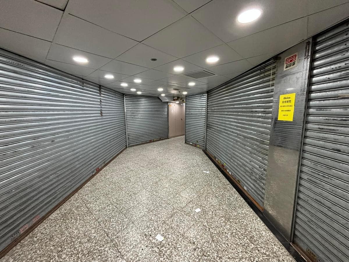 社交平台及傳媒指「黃金電腦商場」地庫出現結業潮,不少店舖成「吉舖」,場面冷清(FB@Paul Johnson)