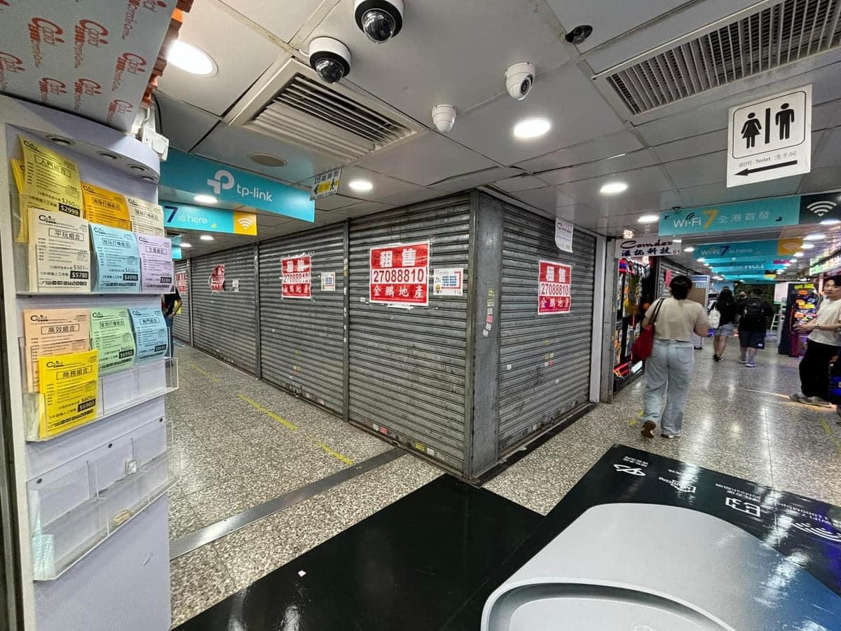 社交平台及傳媒指「黃金電腦商場」地庫出現結業潮,不少店舖成「吉舖」,場面冷清(FB@Paul Johnson)
