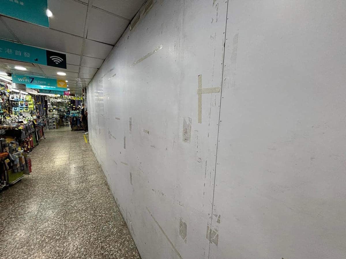 社交平台及傳媒指「黃金電腦商場」地庫出現結業潮,不少店舖成「吉舖」,場面冷清(FB@Paul Johnson)