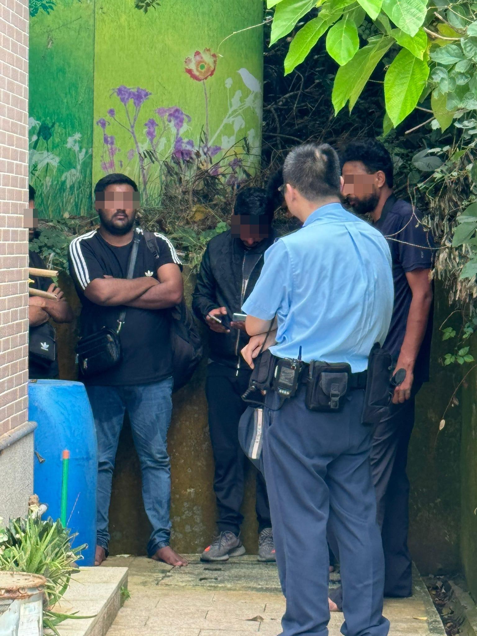 警員到場調查,發現5名南亞男子未能出示有效身份證明文件,涉嫌非法入境被扣查。(大澳華商會fb)