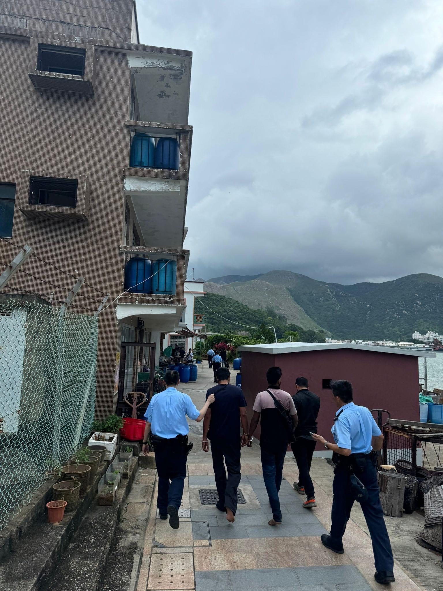 警員到場調查,發現5名南亞男子未能出示有效身份證明文件,涉嫌非法入境被扣查。(大澳華商會fb)