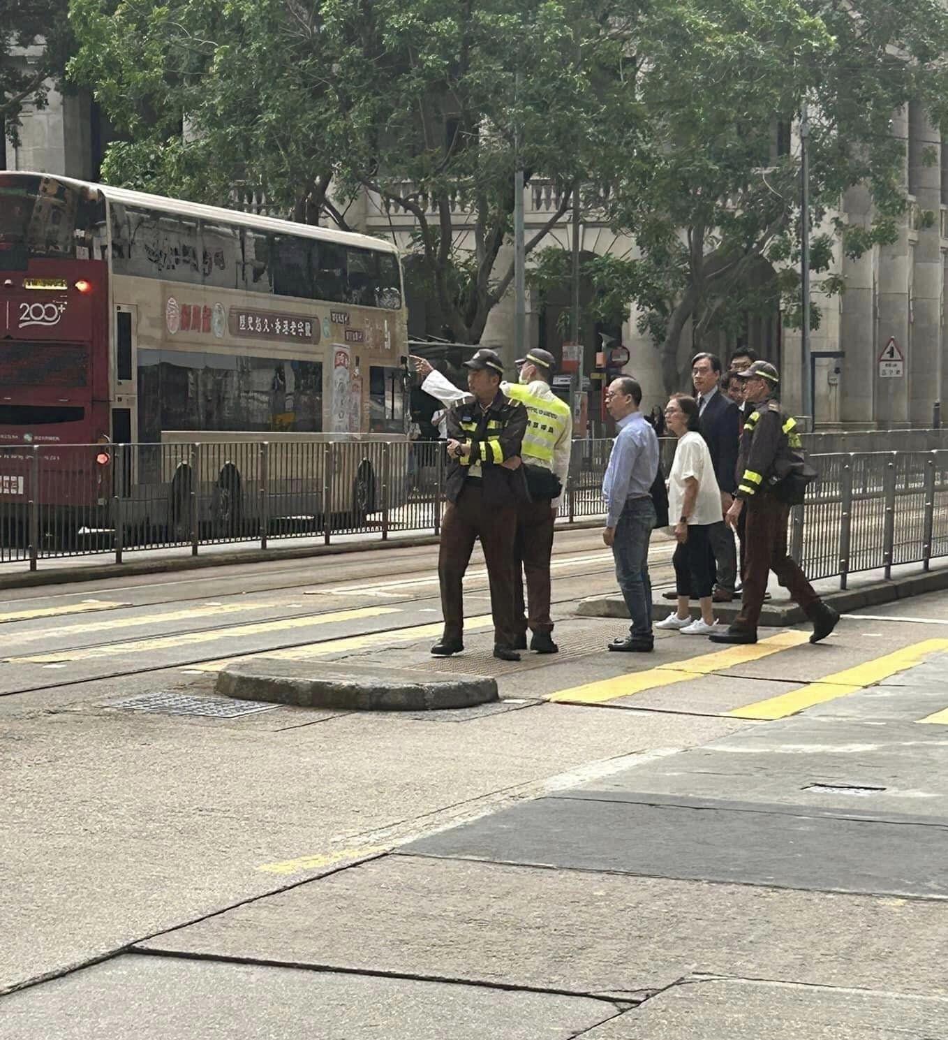 有網民今日(13日)於facebook全港店舖消息(開張/執笠)關注組表示,指午飯時間中環滙豐總行、皇后像廣場外馬路,多名警員及交通督導員於交通燈口駐守,檢控未有依行人過路燈過馬路的市民,「目測多名白領一族中招」