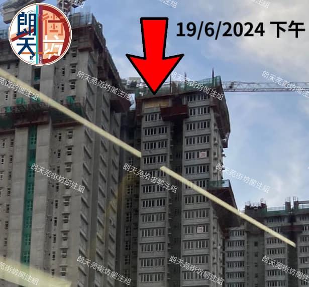 朗天苑外牆掉轉裝的兩個單位已被木板圍封。(「朗天苑街坊群組」fb)