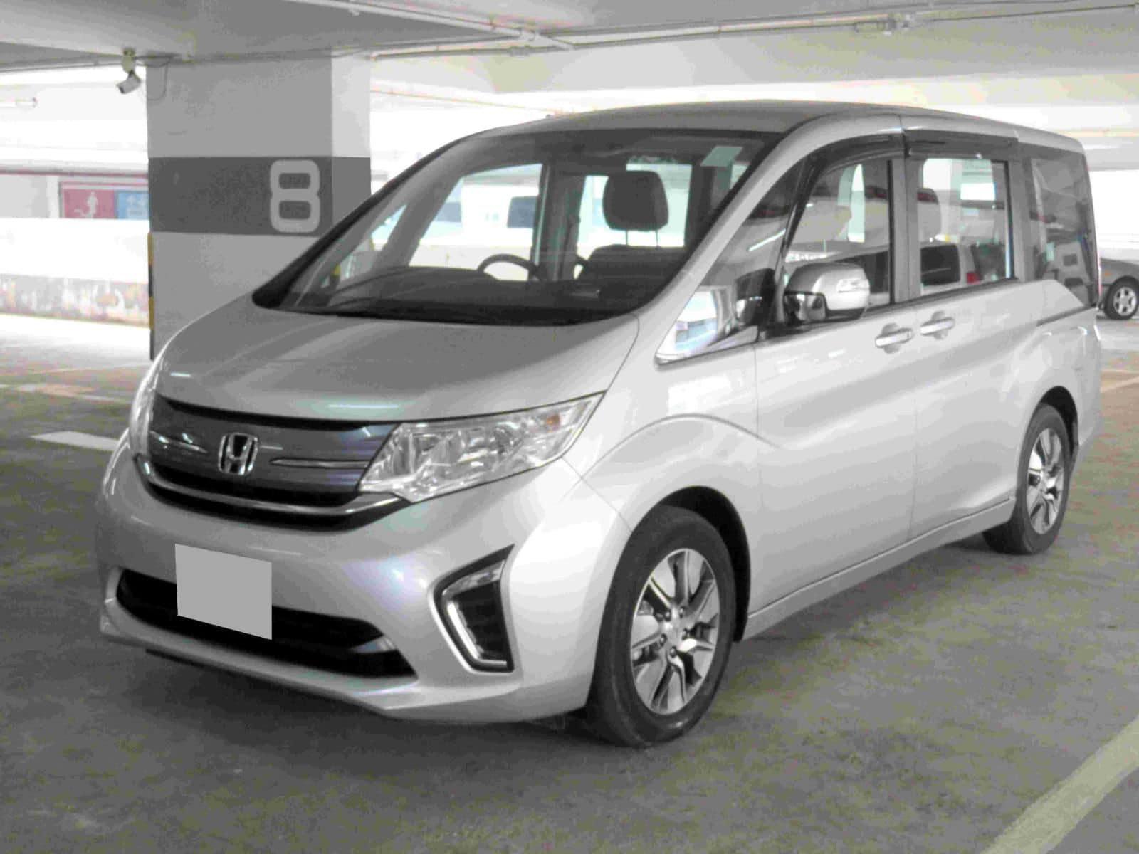 一名姓李女車主稱駕駛七人車抵佐敦白加士街90號一食肆對開,她未有鎖車便落車買外賣,約2至3分鐘後,一名戴黑色帽、身穿白底灰色花紋T恤的南亞漢強行搶車往吳松街方向逃去。(網上圖片)