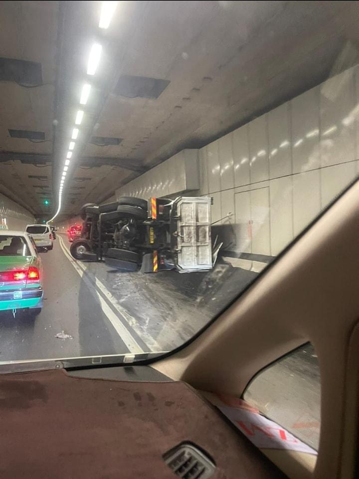 屯赤隧道內泥頭車失控翻側。(「北區交通資訊」WhatsApp群組)