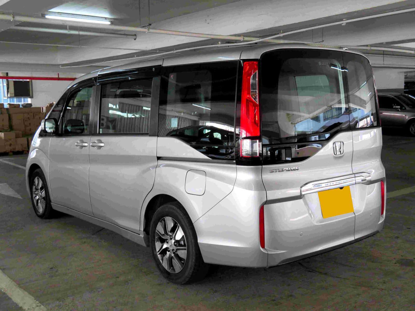 一名姓李女車主稱駕駛七人車抵佐敦白加士街90號一食肆對開,她未有鎖車便落車買外賣,約2至3分鐘後,一名戴黑色帽、身穿白底灰色花紋T恤的南亞漢強行搶車往吳松街方向逃去。(網上圖片)