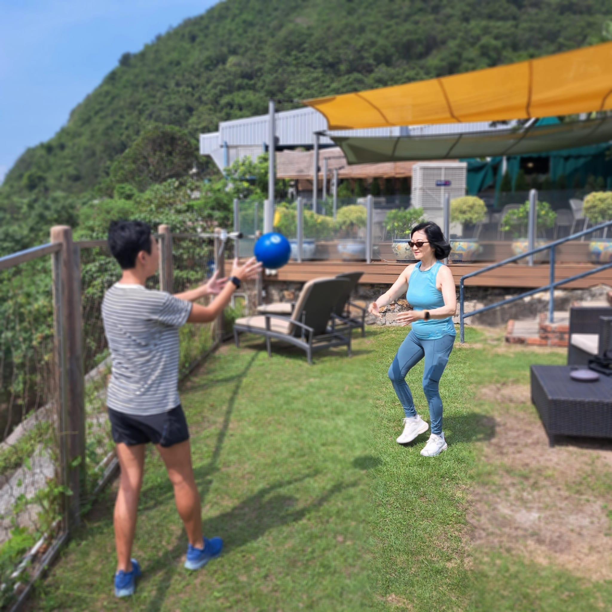 葉劉淑儀在社交平台分享炎夏做運動的照片,她指過去周末相約健身教練,進行拋球、拉筋、負重及鍛鍊肌肉等運動,更自言身體及骨質狀態依然不錯,一般訓練動作及長時間走動都能應付自如。(葉劉淑儀fb)