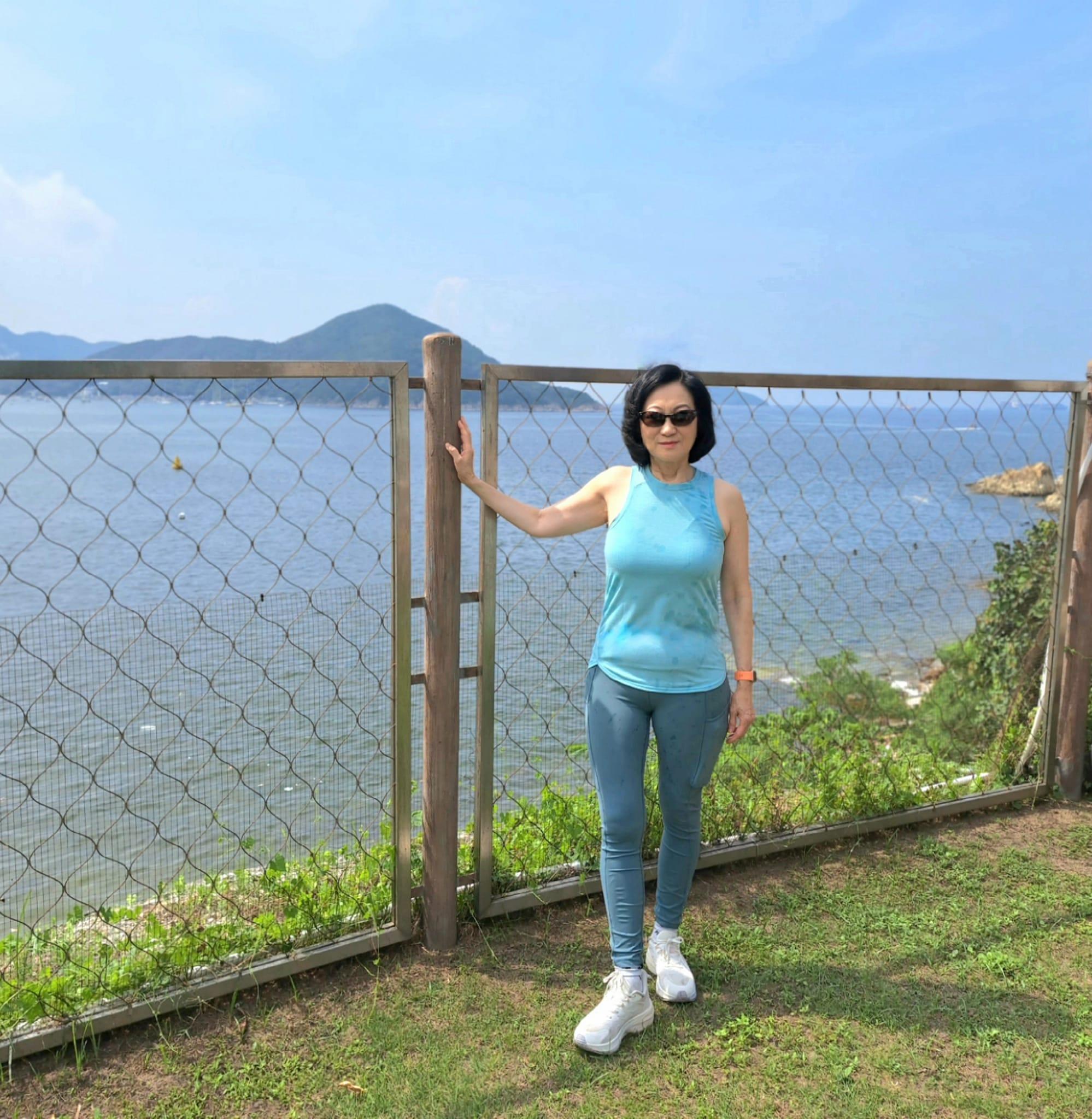 葉劉淑儀在社交平台分享炎夏做運動的照片,她指過去周末相約健身教練,進行拋球、拉筋、負重及鍛鍊肌肉等運動,更自言身體及骨質狀態依然不錯,一般訓練動作及長時間走動都能應付自如。(葉劉淑儀fb)