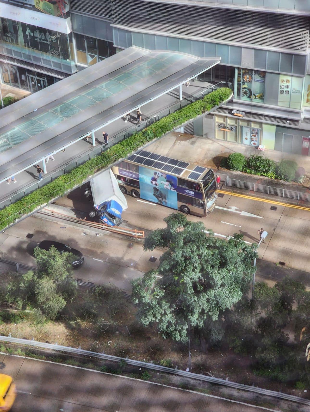 新蒲崗太子道東發生密斗貨車撼巴士意外。(香港突發事故報料區@fb圖)