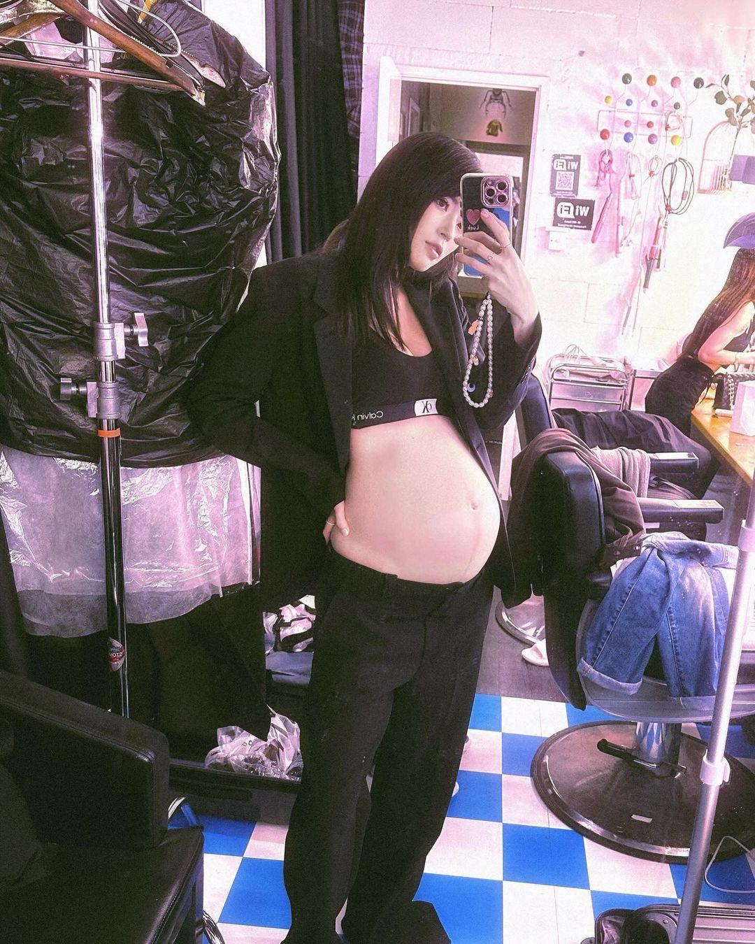 連詩雅晒巨肚。