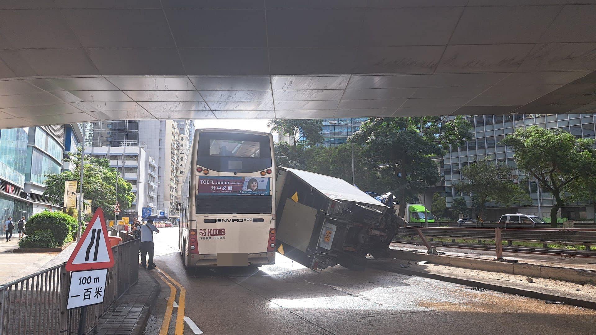 新蒲崗太子道東發生密斗貨車撼巴士意外。(香港突發事故報料區@fb圖)