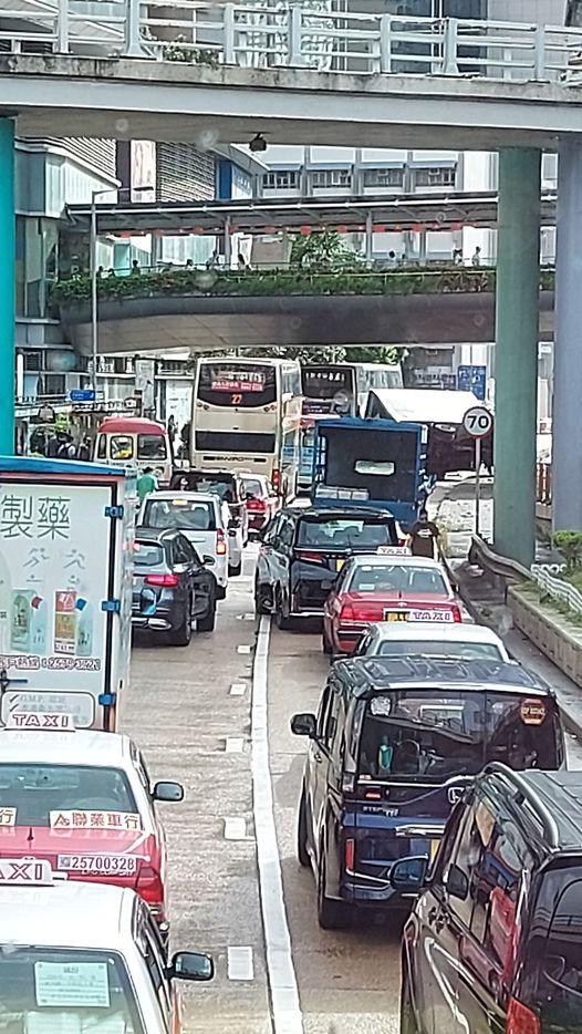 意外現場交通繁忙。(香港突發事故報料區@fb圖)