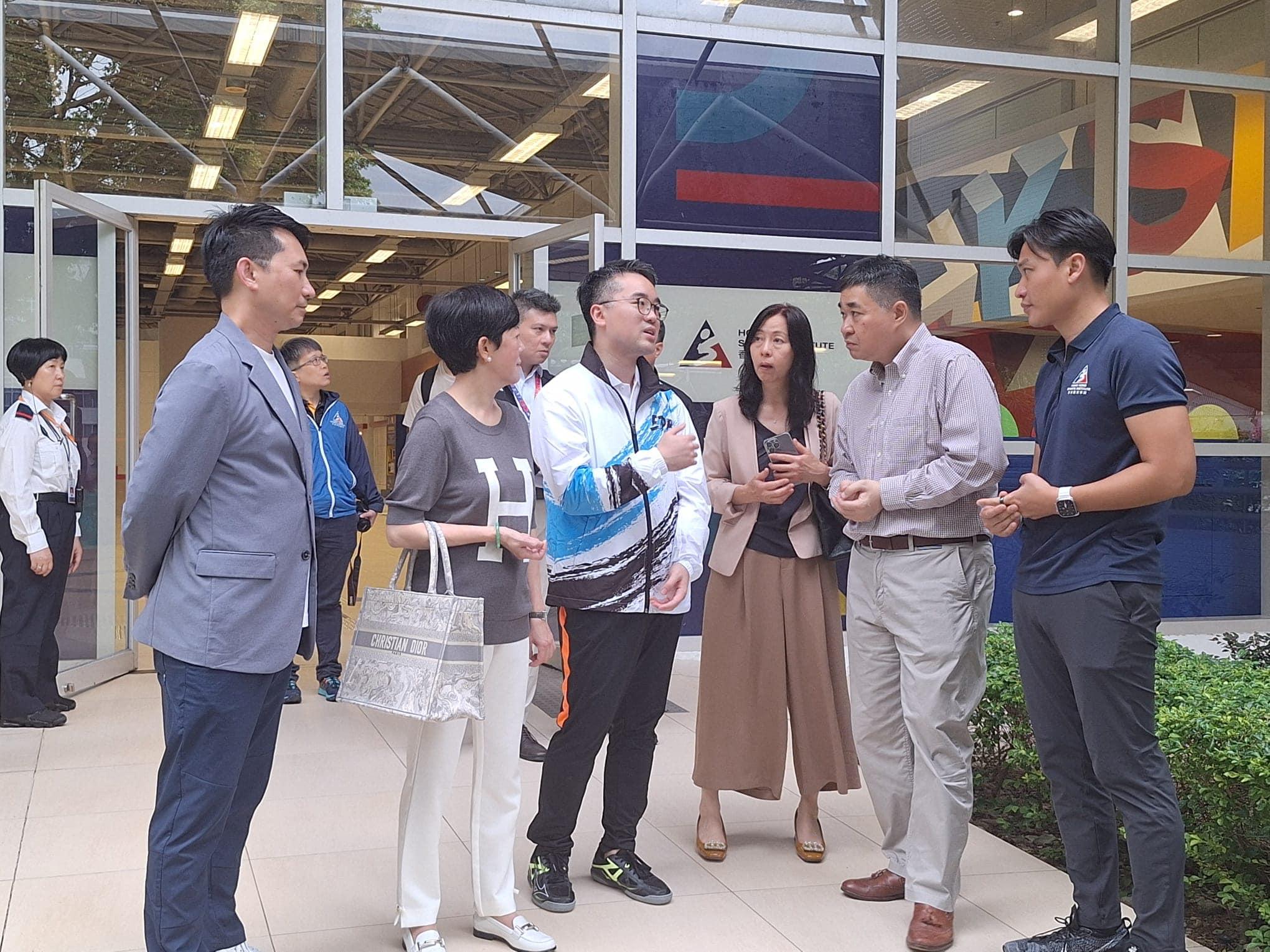 施俊輝同鄭泳舜參觀體院(鄭泳舜Facebook)