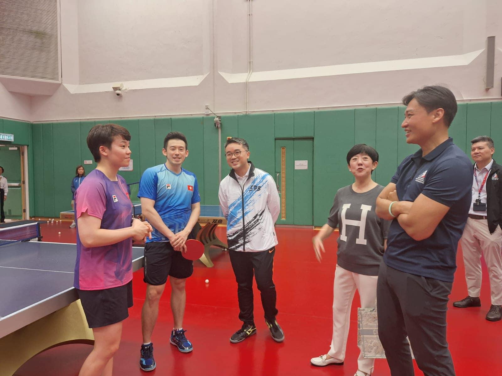 施俊輝同鄭泳舜參觀體院(鄭泳舜Facebook)