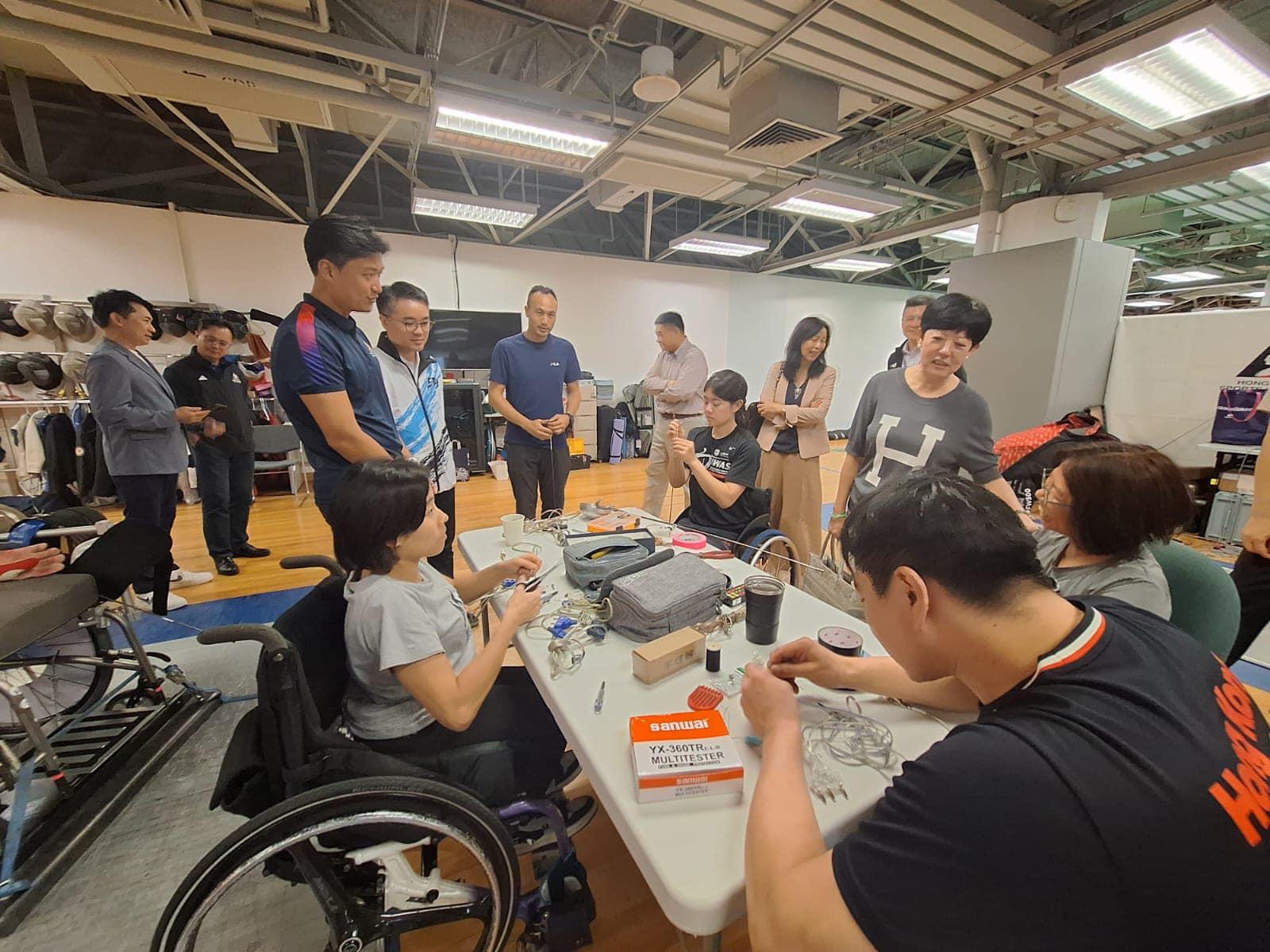 施俊輝同鄭泳舜參觀體院(鄭泳舜Facebook)