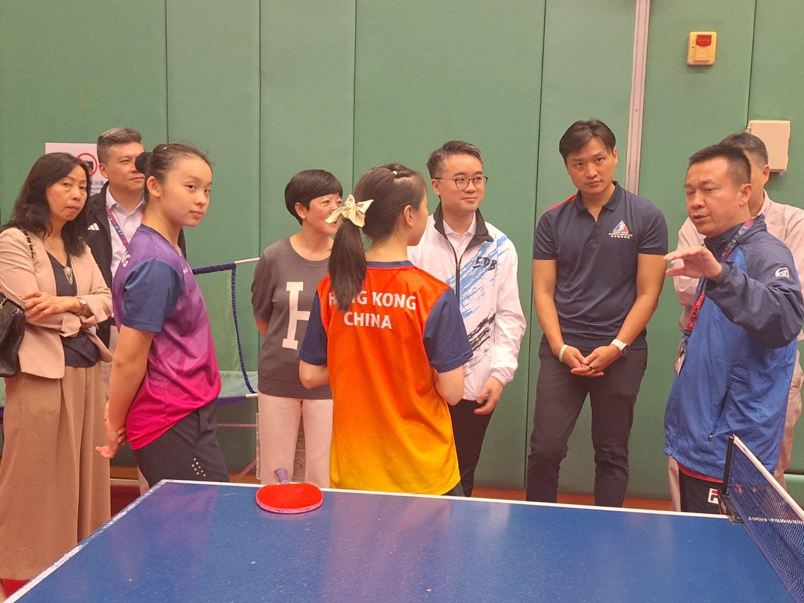 施俊輝同鄭泳舜參觀體院(鄭泳舜Facebook)