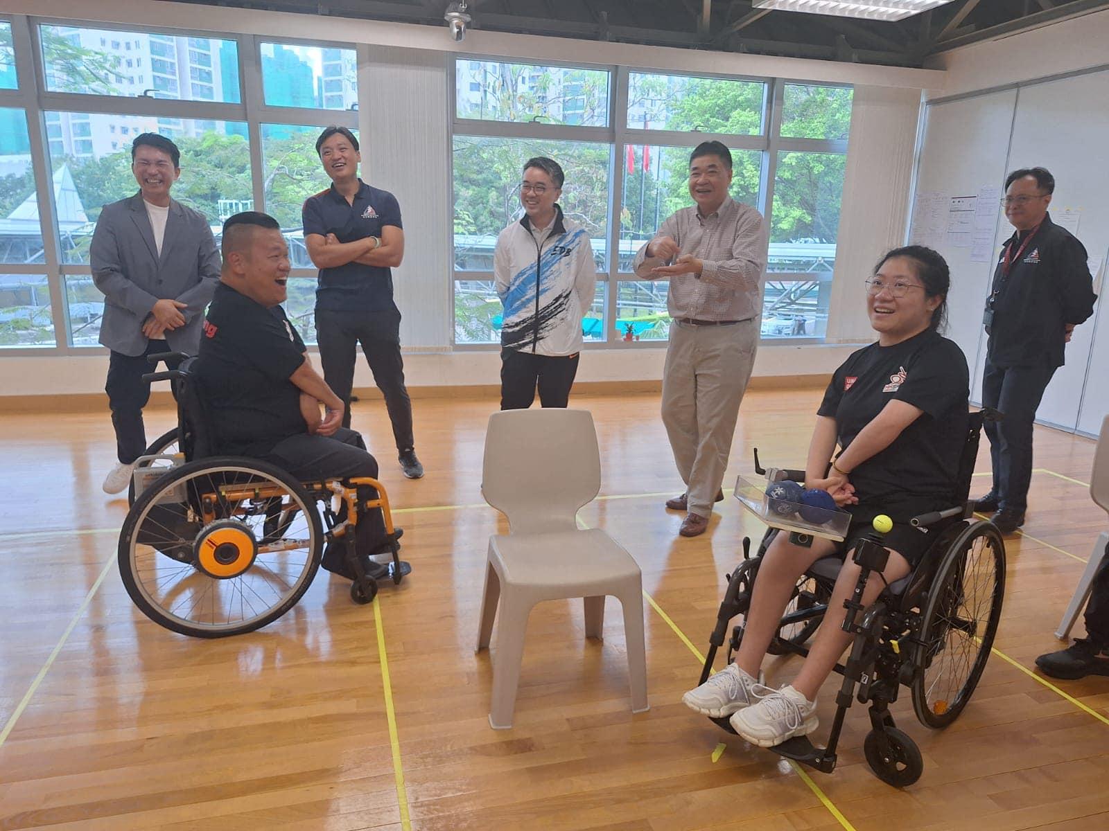 施俊輝同鄭泳舜參觀體院(鄭泳舜Facebook)