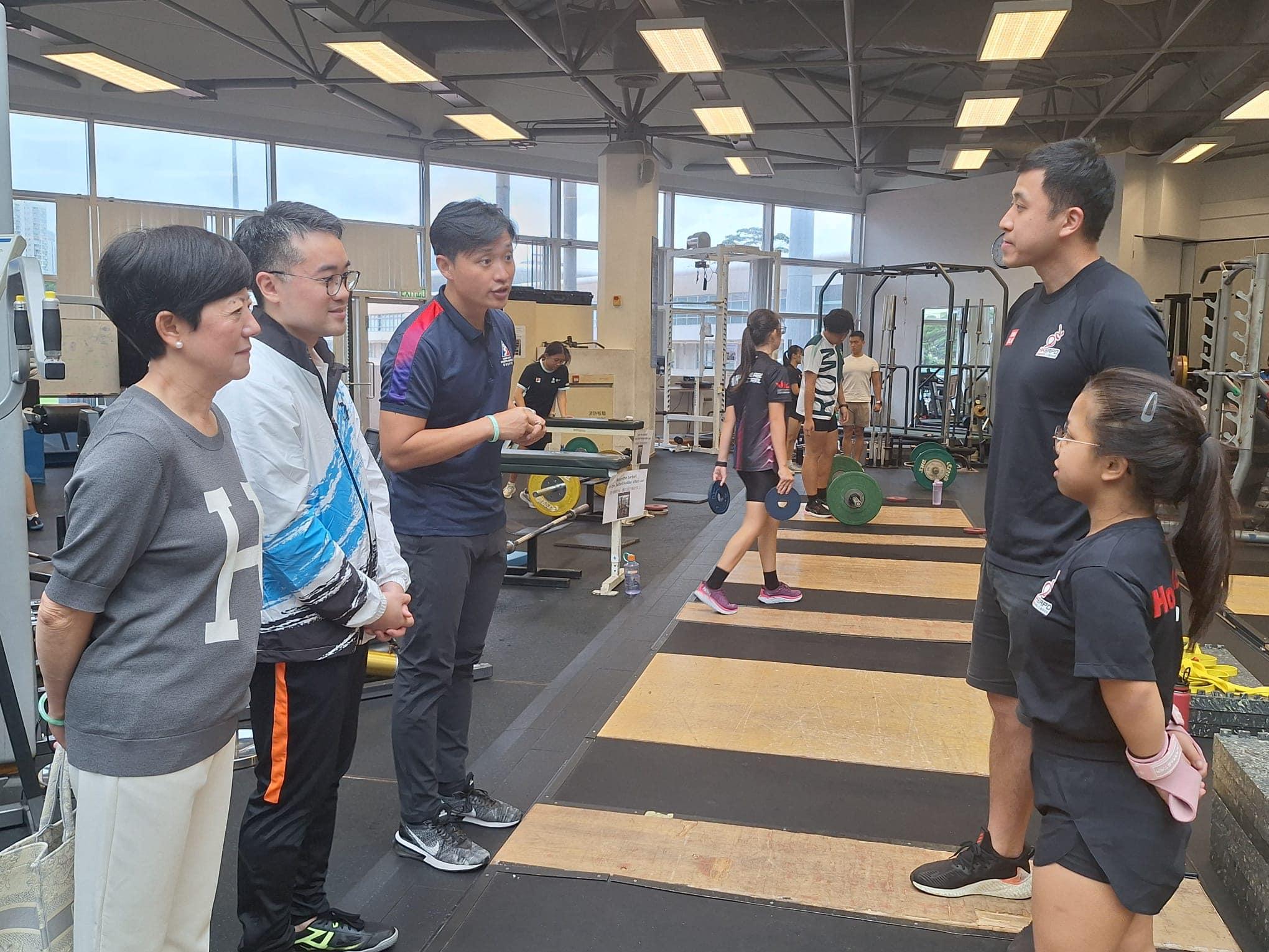 施俊輝同鄭泳舜參觀體院(鄭泳舜Facebook)