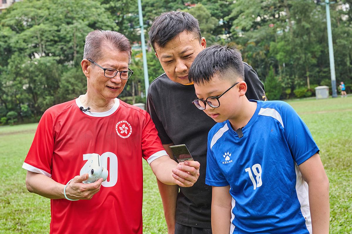 陳茂波與數對父子踢足球。(陳茂波網誌)