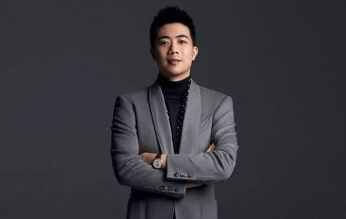 新郎周力源為內地服裝品牌「七匹狼」創辦人周少雄二兒子,畢業於加拿大多倫多大學,現任七匹狼董事。(網上截圖)