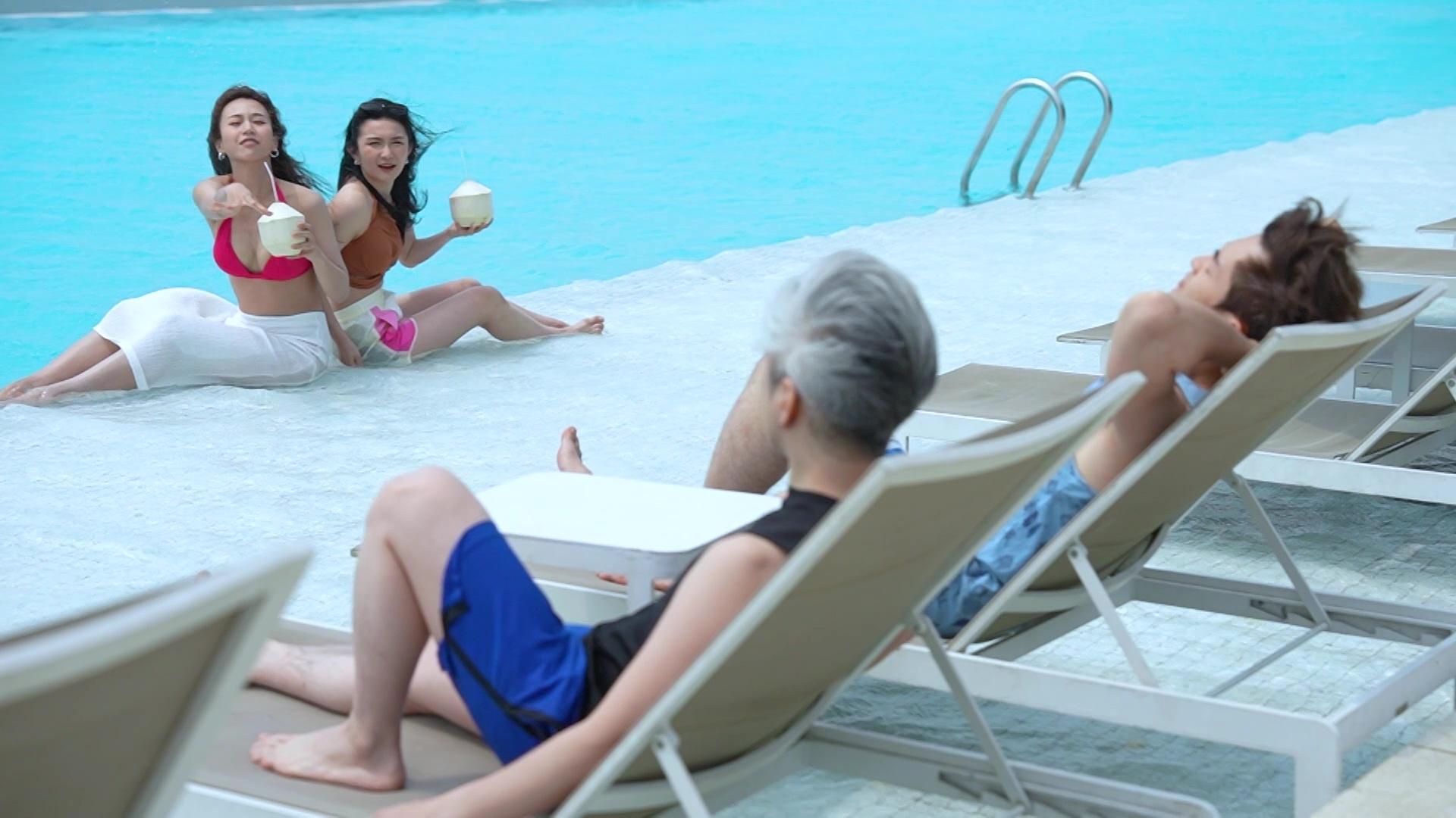 眾人在懸崖泳池曬日光浴。