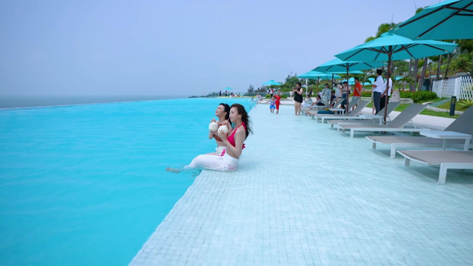 到懸崖泳池打卡。