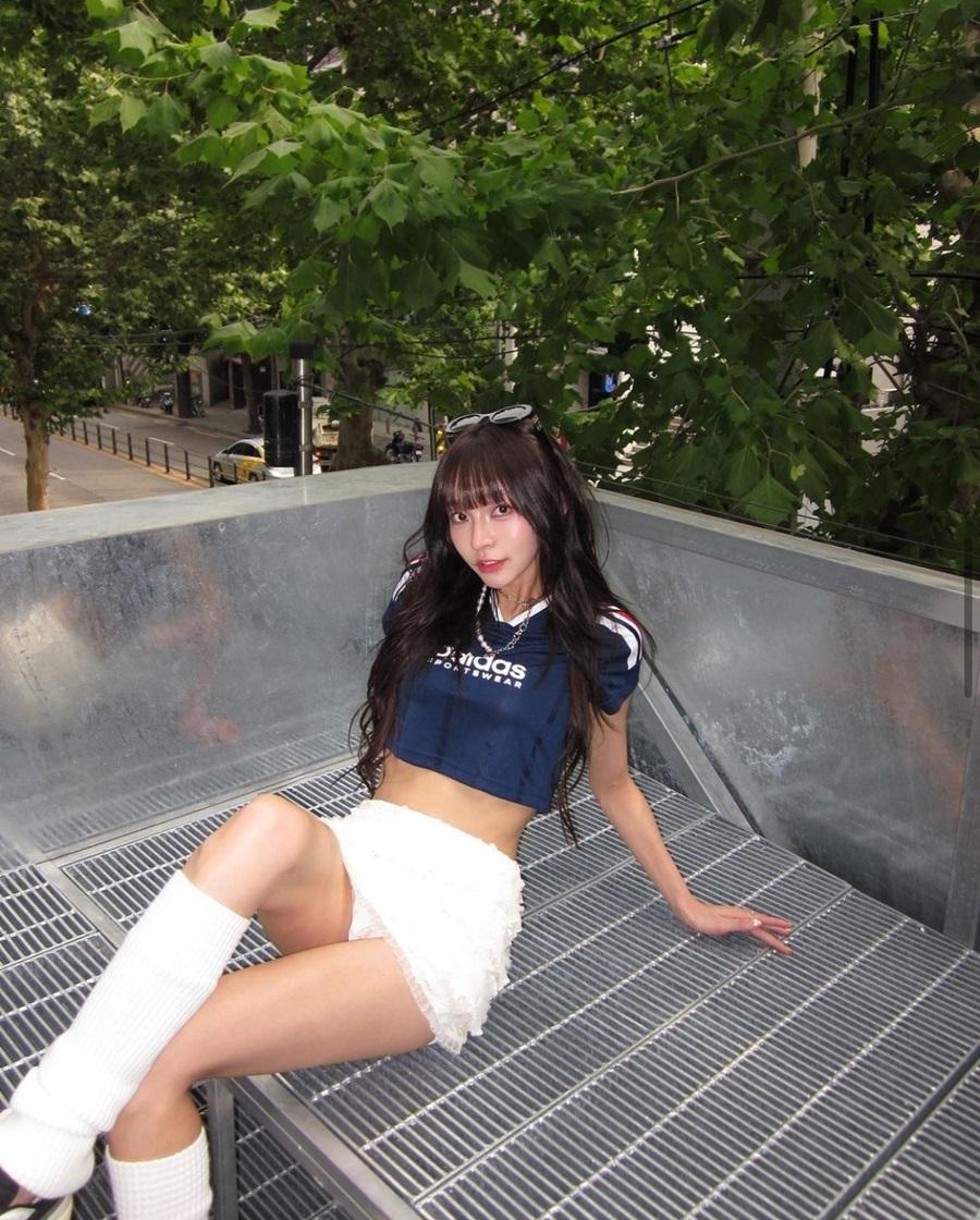 啦啦隊「起家」的林襄,甚懂擺出制服誘惑pose。