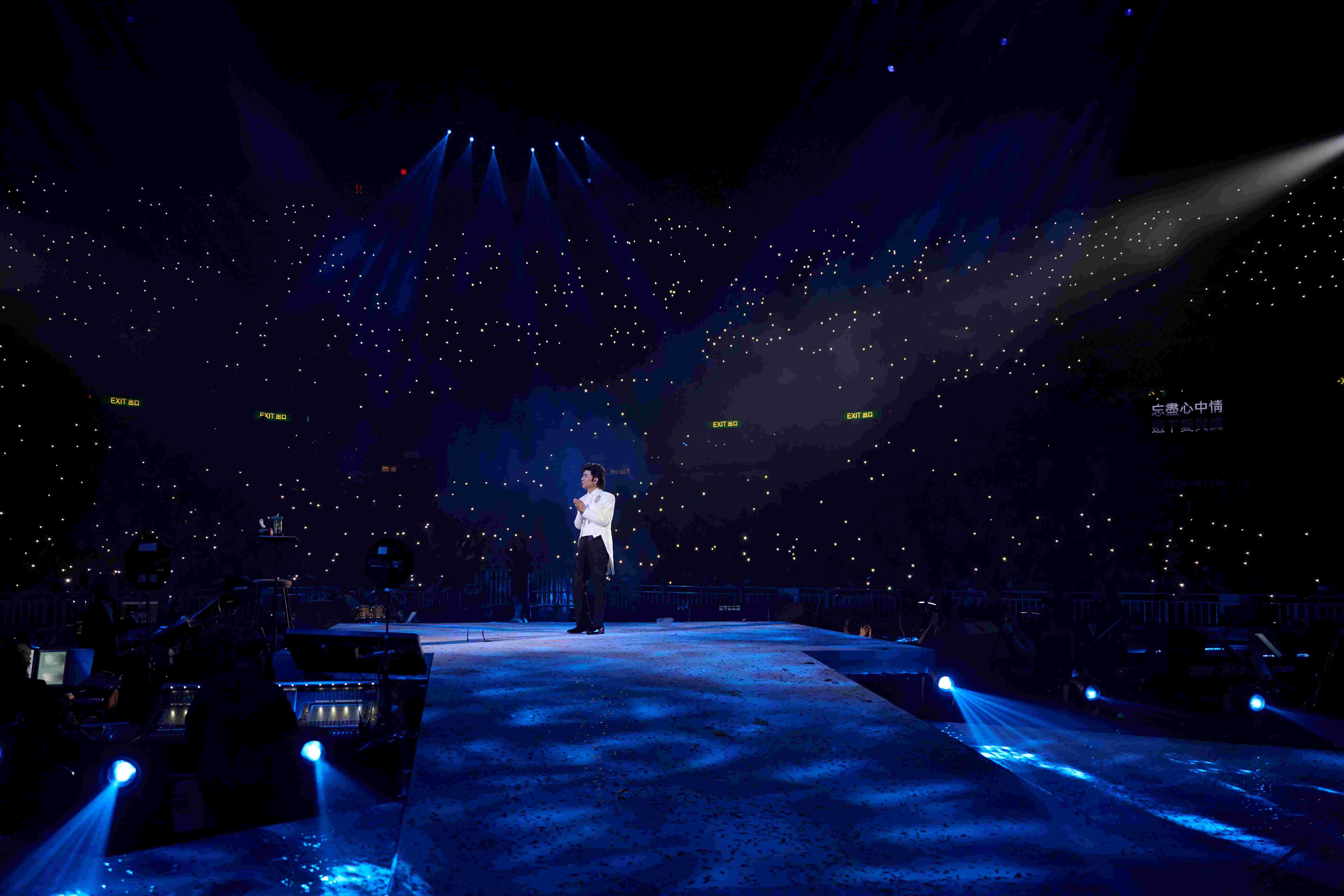 燈海全場大合唱。